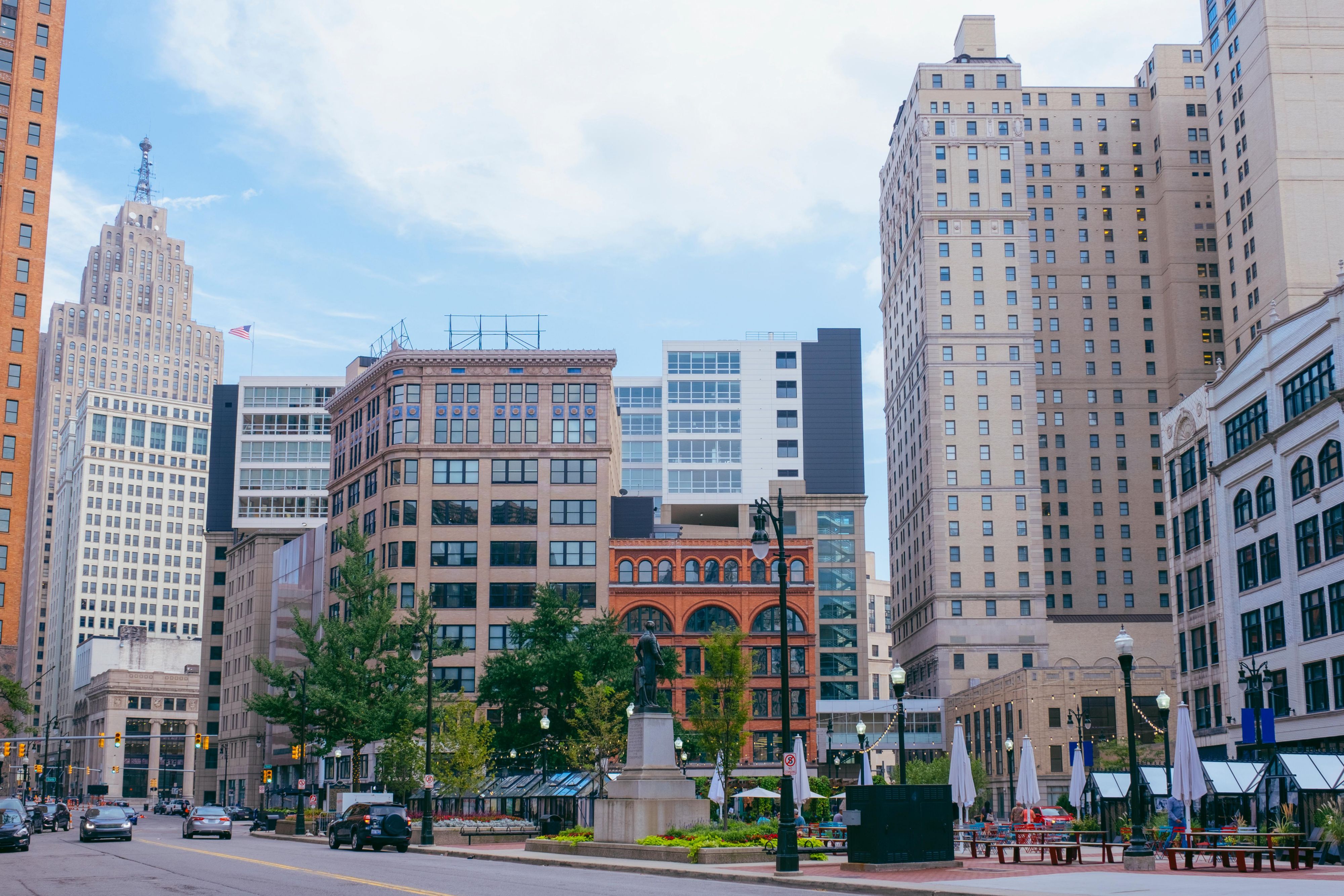 Within walking distance to all of Detroit’s sports arenas, we are the place to stay to cheer on the Red Wings, Tigers, Pistons, and Lions! And just around the corner are some of Detroit’s greatest parks, restaurants, cultural & art museums, and music venues. Explore the Guardian Building, Capitol Park, and the Fox Theatre just to name a few.