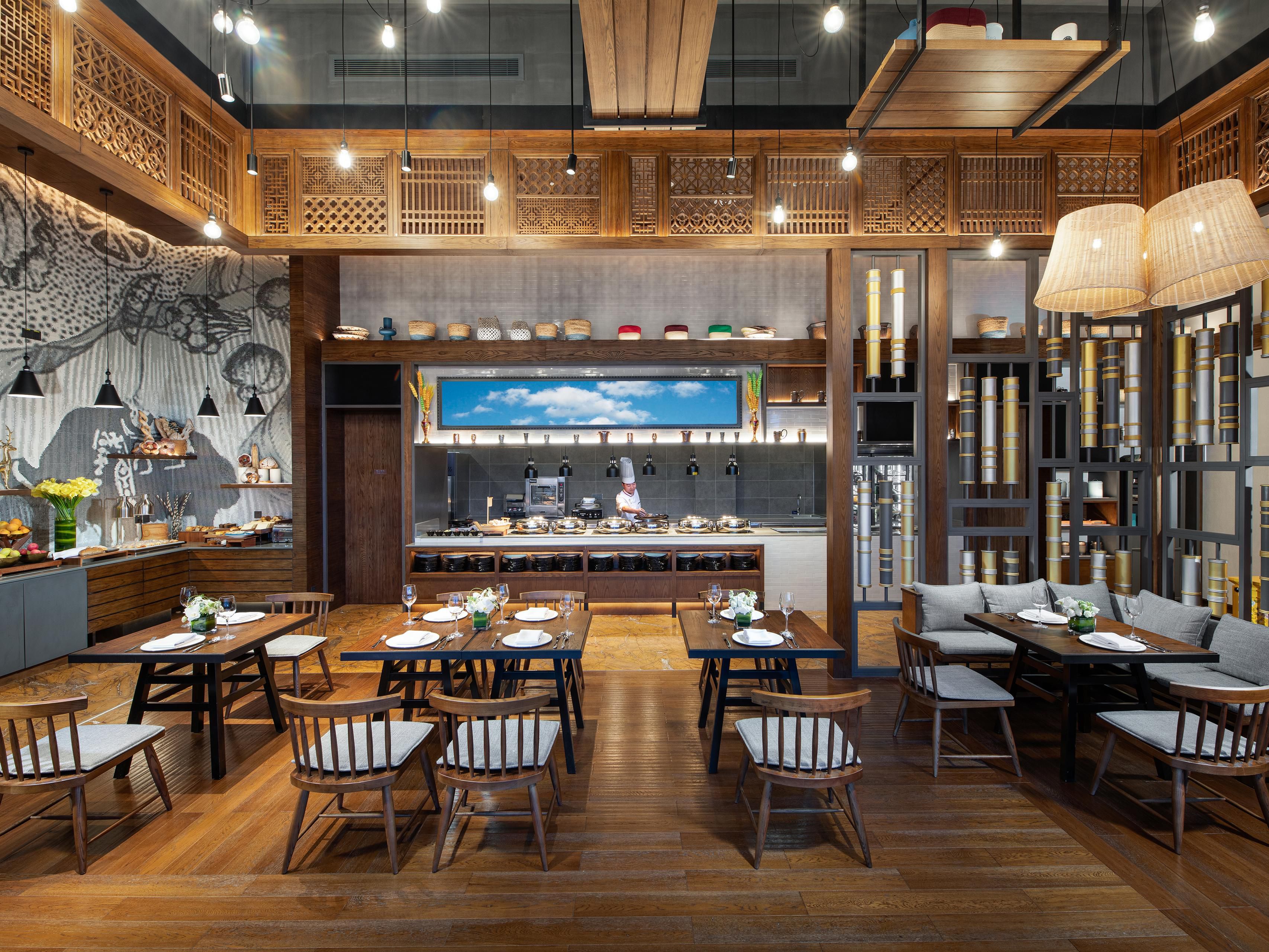 Gently awakened by the morning light, begin a wonderful day. Inspired chef at the Bonfire ADD Restaurant carefully selects a variety of fresh ingredients from the plateau, offering a traditional Chinese and Western buffet breakfast along with unique Tibetan specialties: such as handcrafted yak butter tea, highland barley tsampa & noodles, etc.