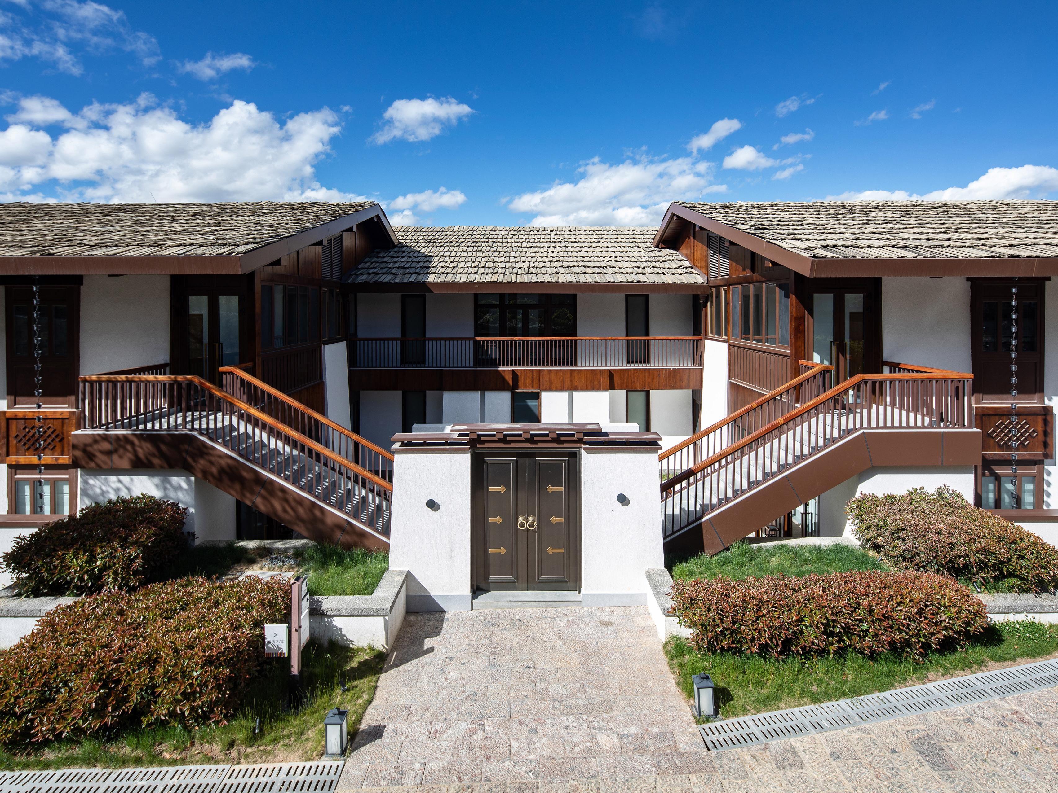 Immerse yourself in the neighborhood, discover the "Sun and Moon in the Heart" on the secret journey of Shambhala. "Moonlight City's Benediction Light," "Ancient Town Panorama Promise," "Visual Feast of Five-Color Culture," "Natural Wisdom of the Red Land," and "Historical Mark of the Ancient Road Murals."