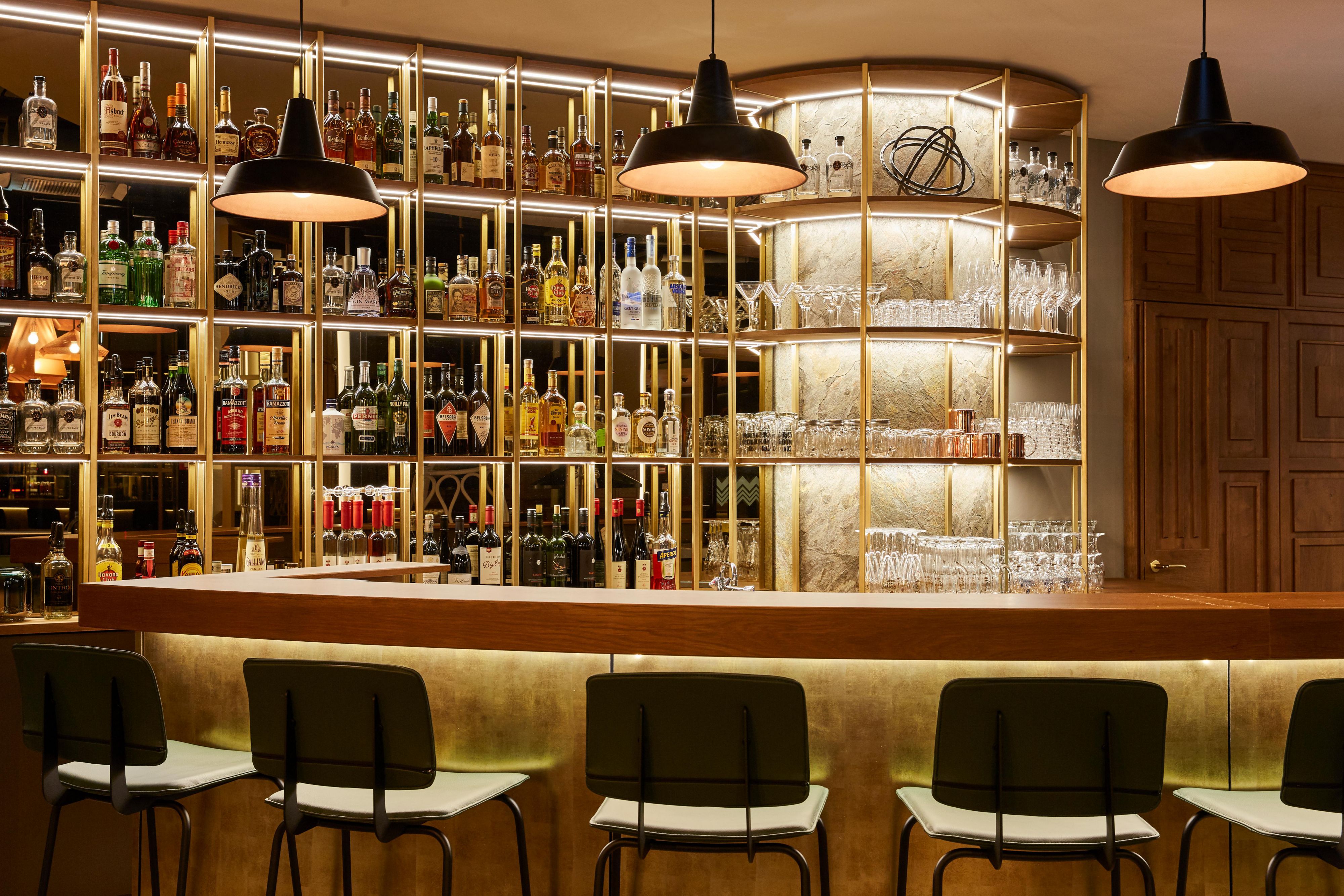 Entspannen Sie in unserer stylischen Hotelbar und genießen Sie lokale und kosmopolitische Getränke, sowie ganztägig kleine Snacks. Probieren Sie einen unserer MyOwnCreation-Cocktails und machen Sie eine Pause vom stressigen Alltag.