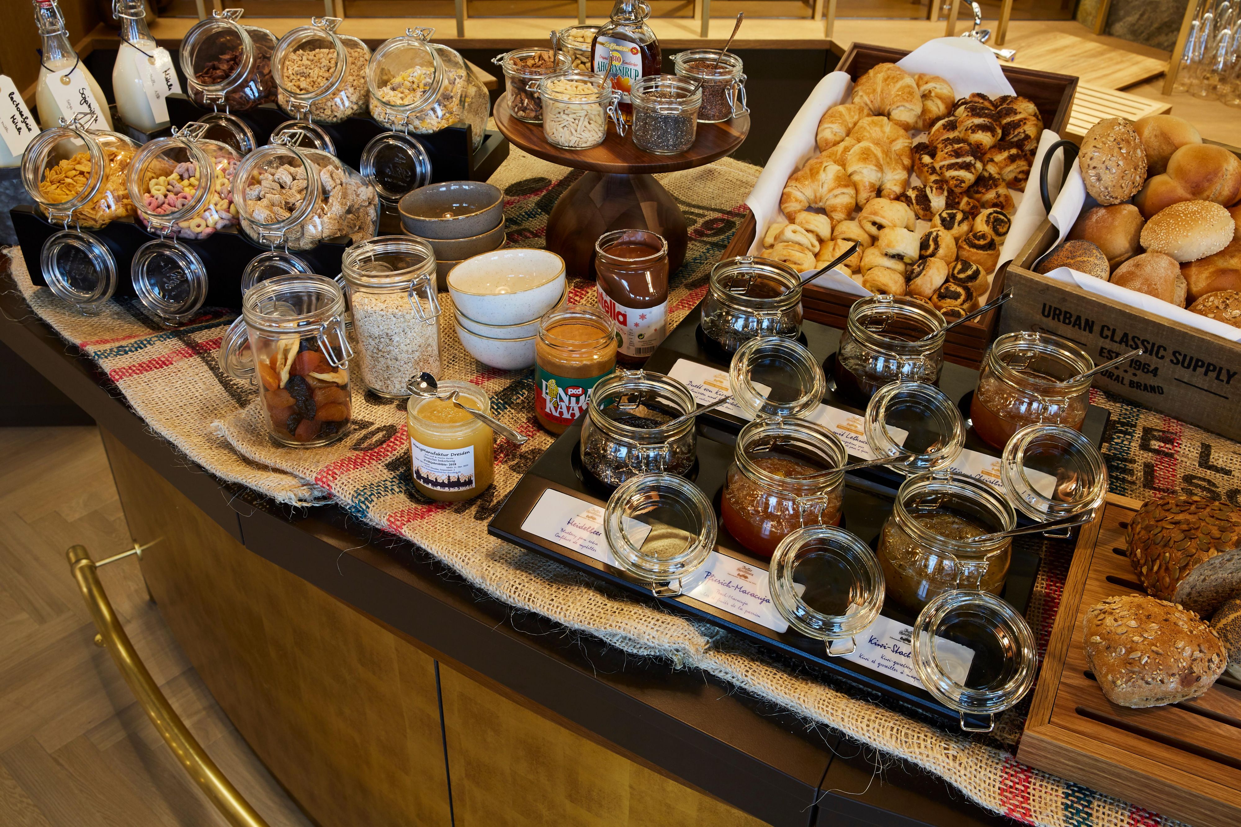 Enjoy our rich breakfast buffet with homemade salads, jams, smoothies, and cakes, honey from Dresdner beekeeper, varied bread roll and bread selection from regional bakery Grundmann and a la carte prepared egg dishes. Start your day with freshly brewed filter coffee and specialty coffees.