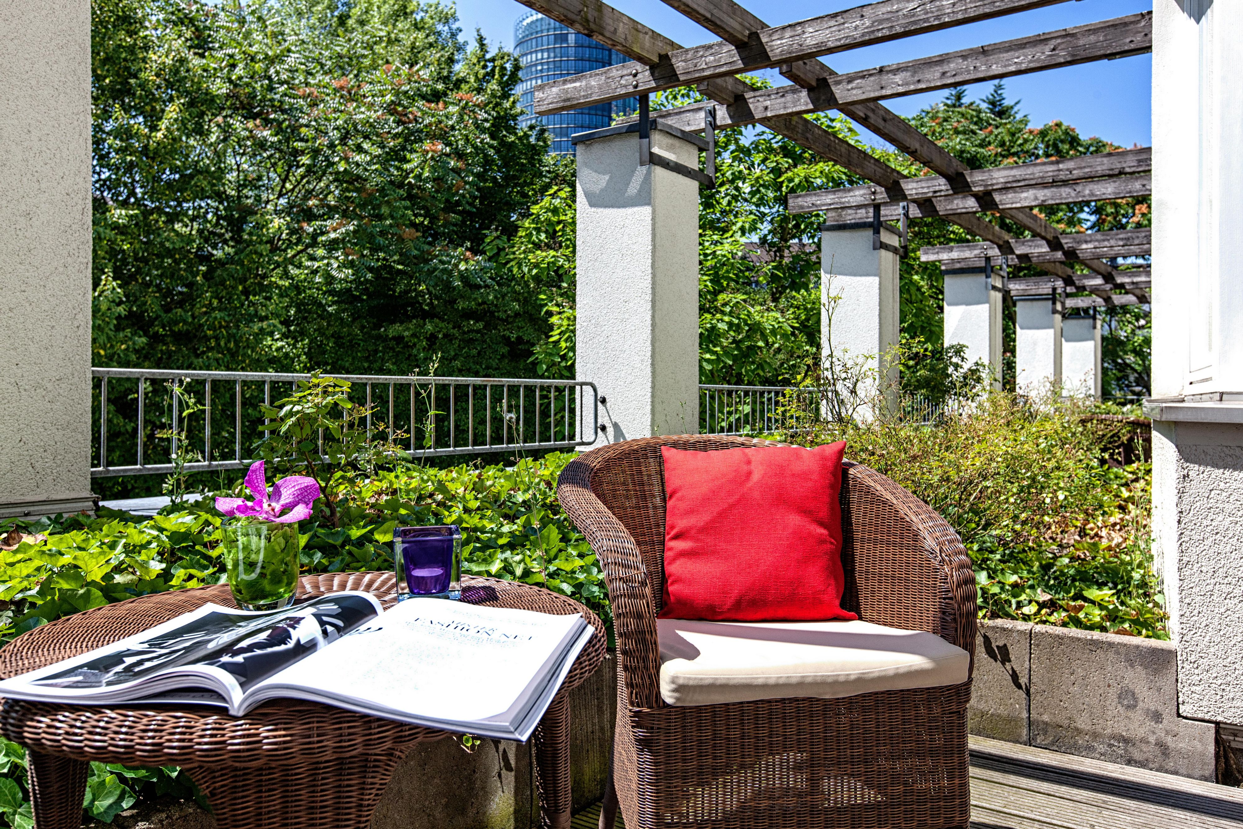 Step out to our beautiful outdoor terrace and enjoy the scenery and culture of Düsseldorf. Our terrace overlooks a scenic garden, creating a peaceful setting in the heart of Düsseldorf Pempelfort district – the place to be seen in the summer. We also have several rooms and suites with private terraces for dining, relaxing, and taking in city views.