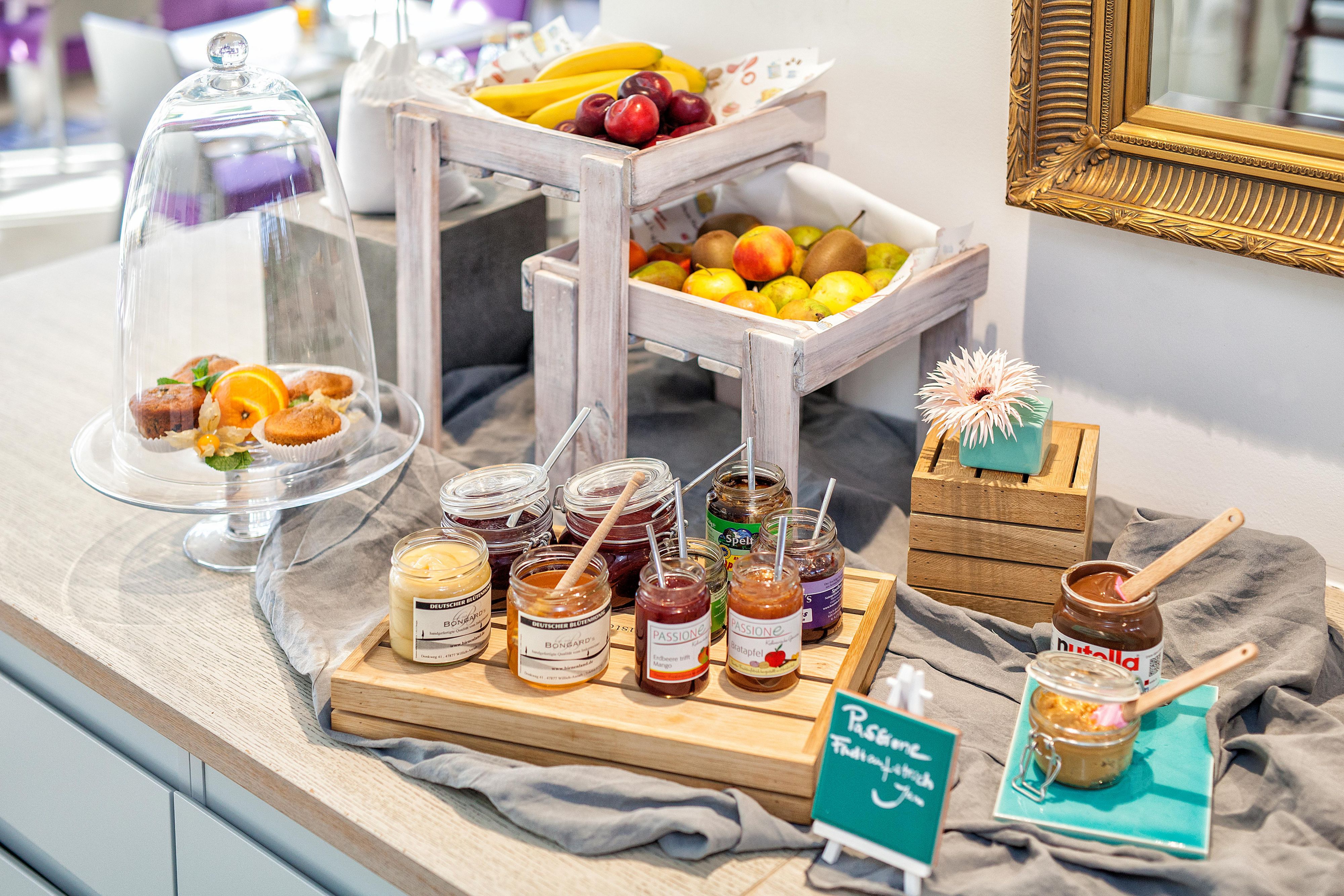 Start your day with a delicious breakfast infused with the Rhenish flavours of Düsseldorf. Inspired by the fashion district, [A]Dress Kitchen & Bar offers a menu of breakfast favourites, including omelets, eggs benedict, smoothies, and German classics. Relax with a coffee and regional cuisine made from fresh, seasonal products in our kitchen.