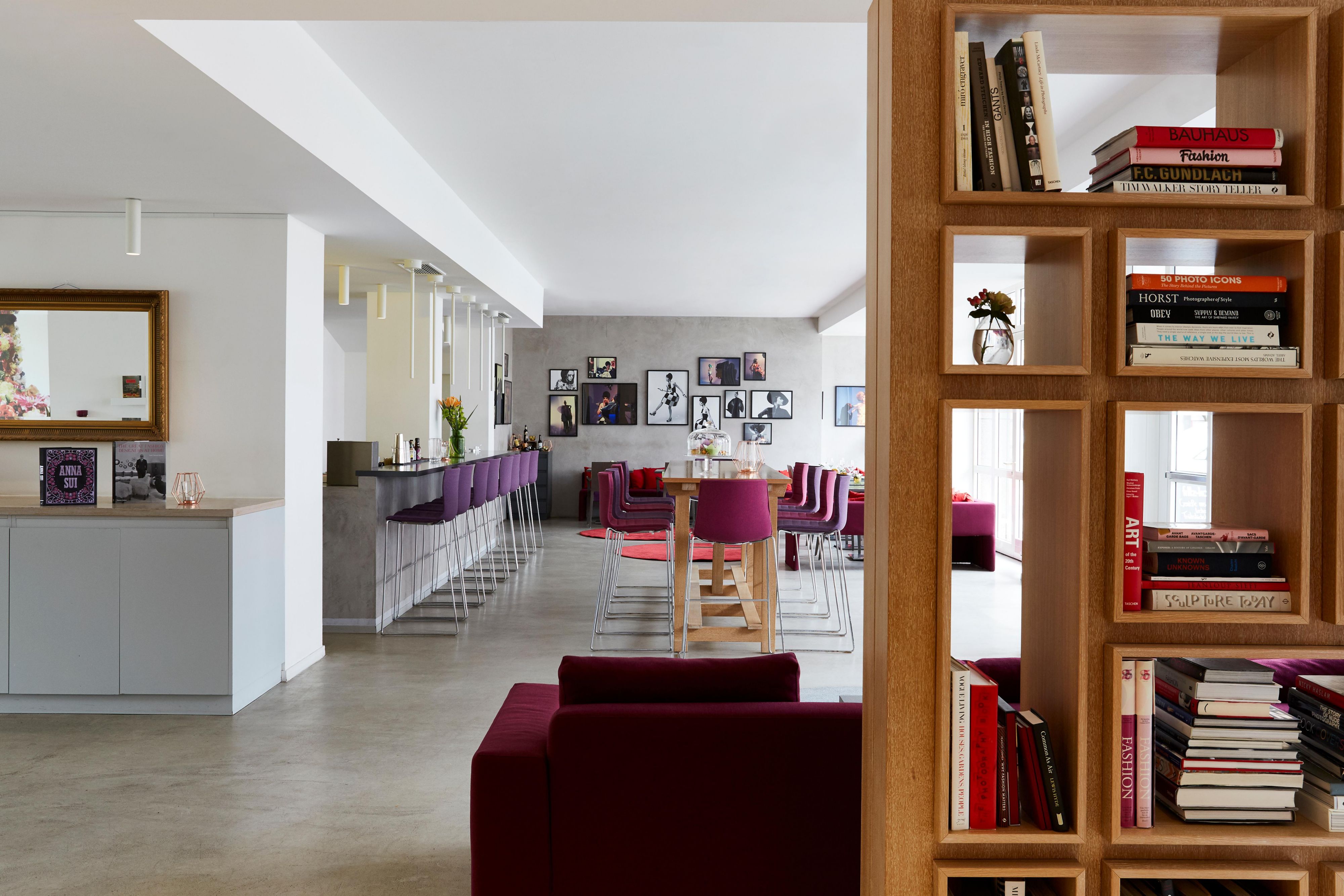 Step into the trendsetting aesthetic of our lobby with a mural by artist Armin Morbach and photographs depicting the fashion of Düsseldorf. Designed to engage, our lobby features a library and a restaurant and bar serving the food of Rhineland. Recreating the style of Düsseldorf, our boutique hotel celebrates art and its many expressions.