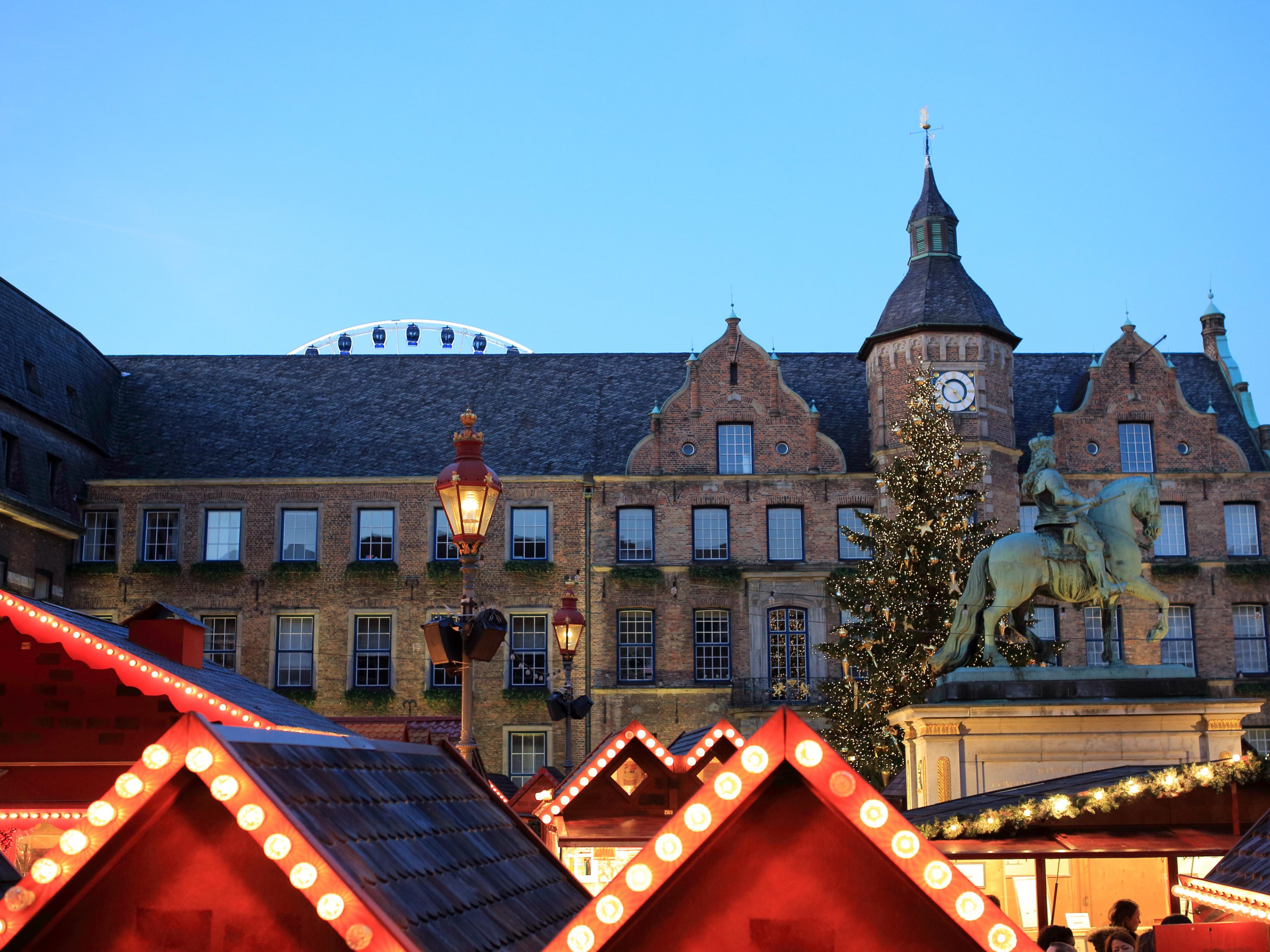 Book your perfect Christmas weekend in Duesseldorf. Start your day with a local breakfast at the hotel. Then visit the Christmas markets in Duesseldorf. Then head back to the hotel to warm up with a free hot drink. You will receive the voucher when you check in.