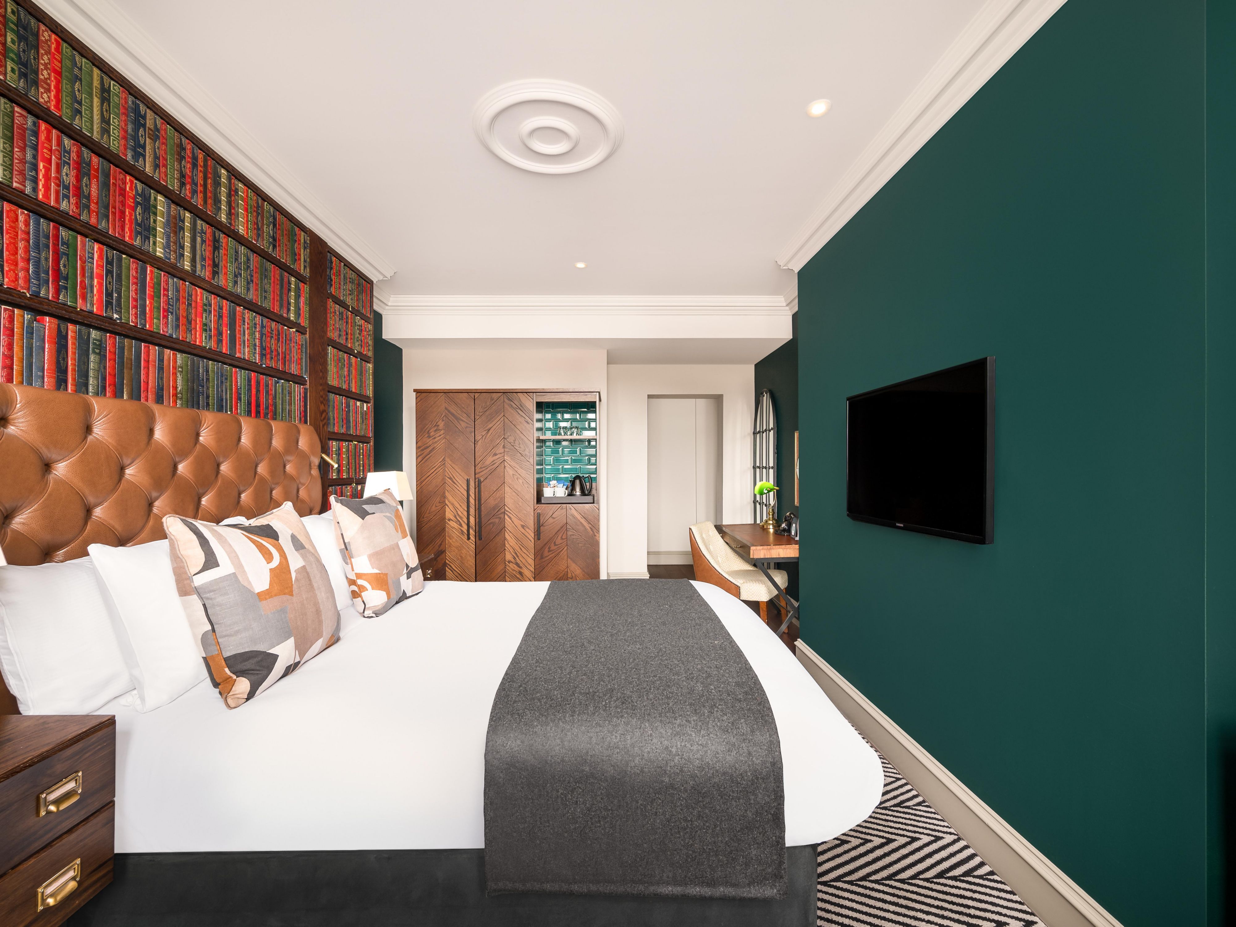 Queen Bed City View