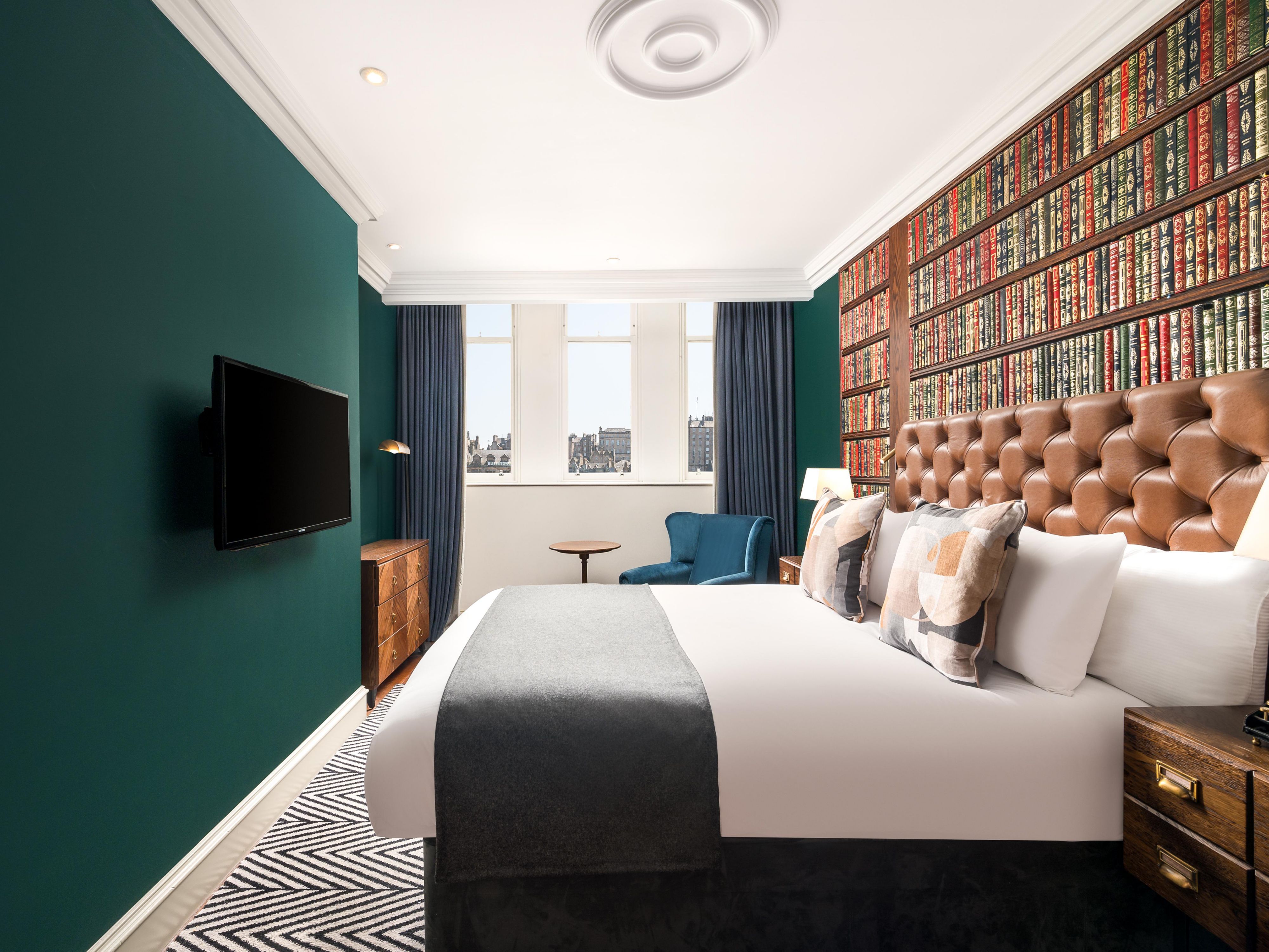 Queen Bed City View