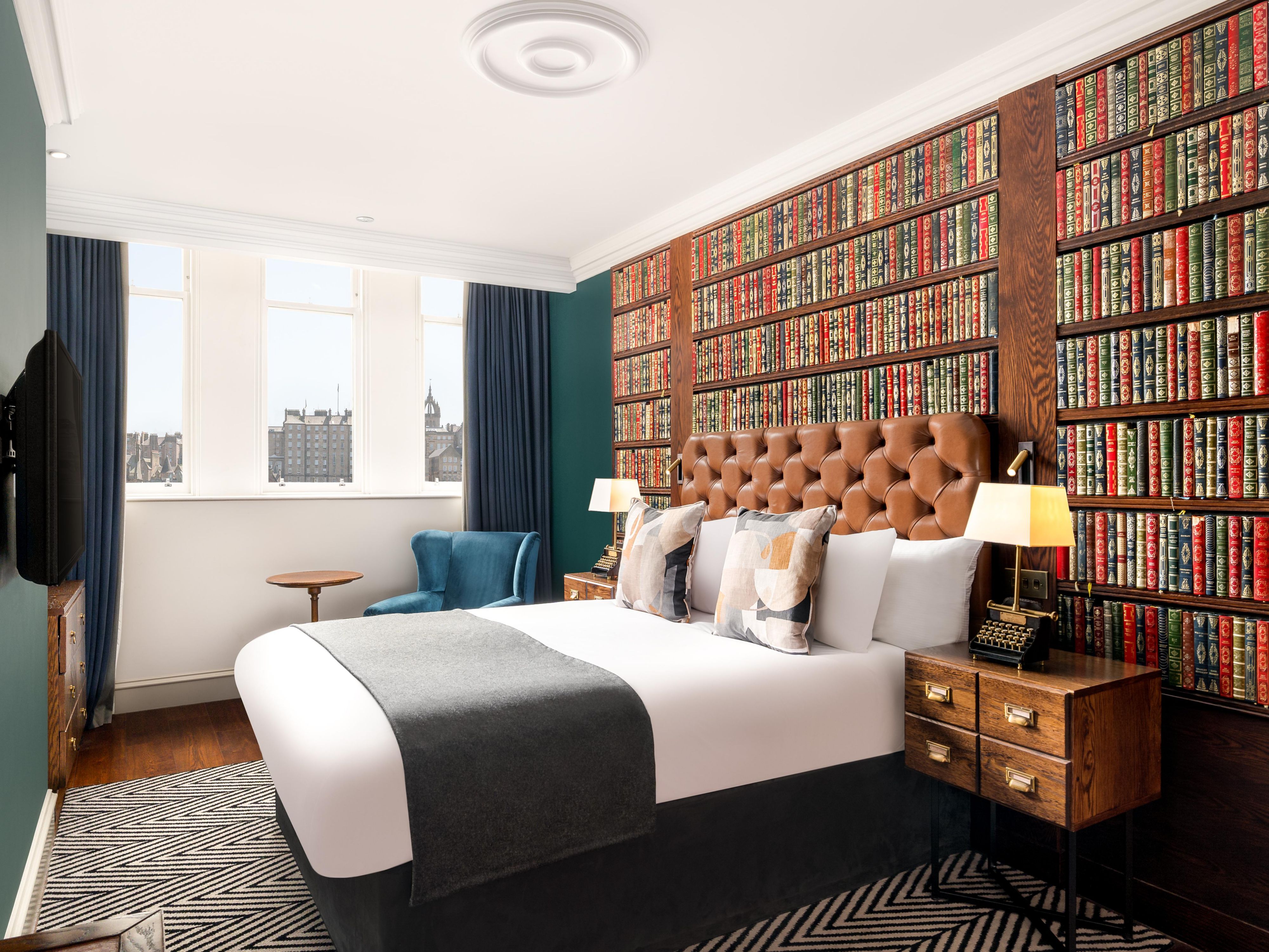Queen Bed City View