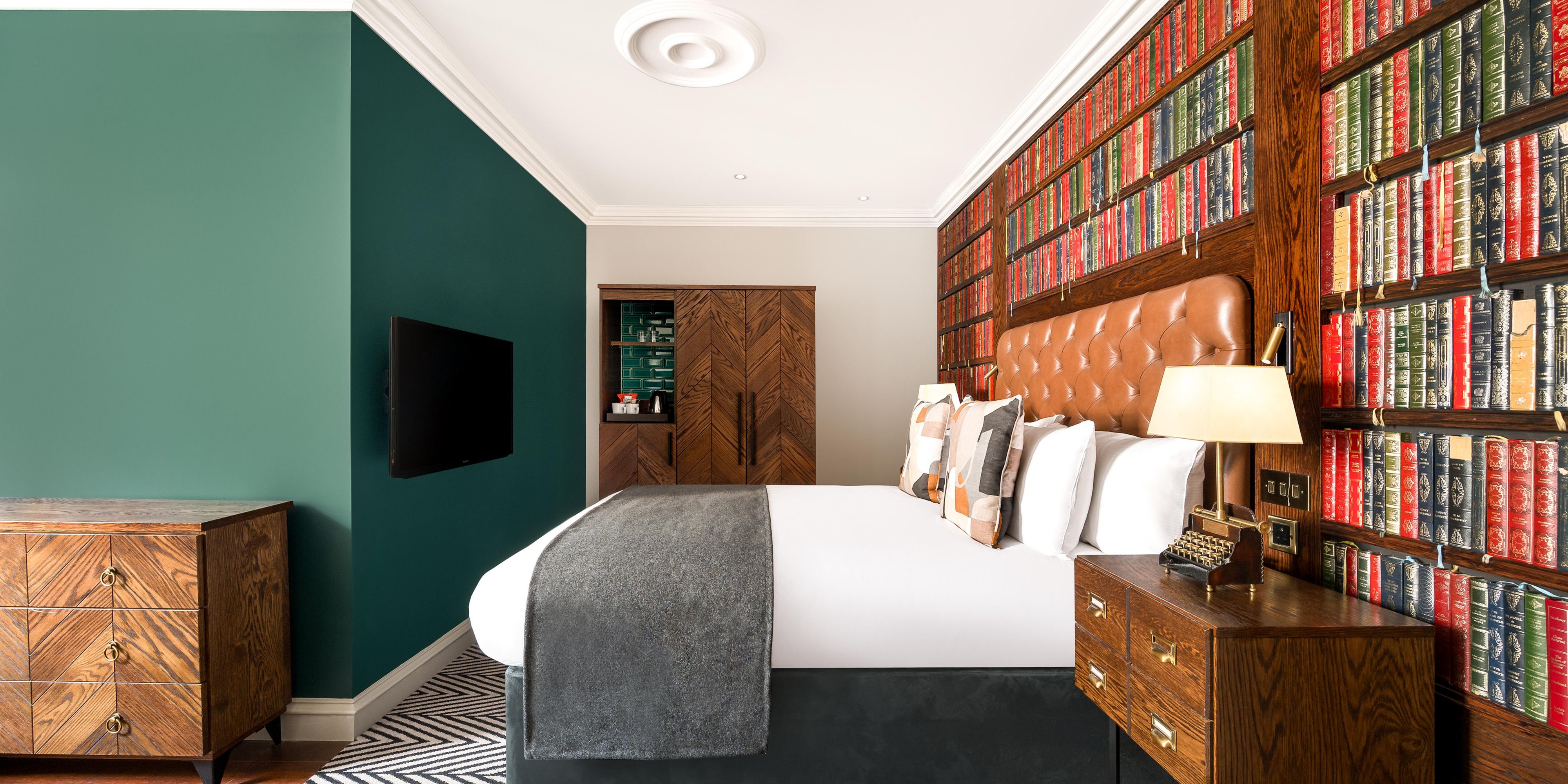 Queen Bed Guest Room