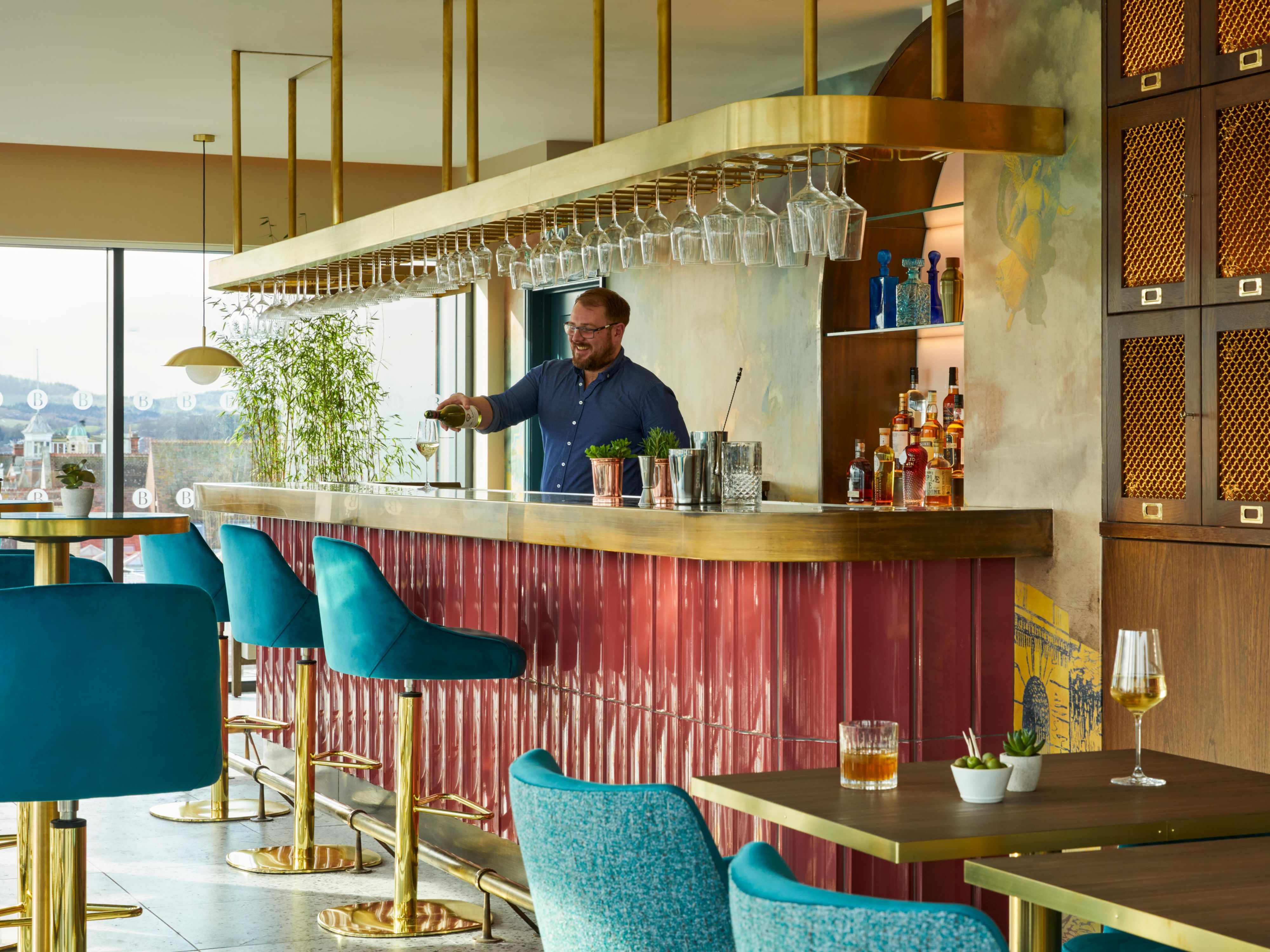 Beckett's Rooftop Barでお客様を温かくお迎えしています。 エクセターシティの街並みを眺めながら、ゆったりとお食事をお楽しみください。