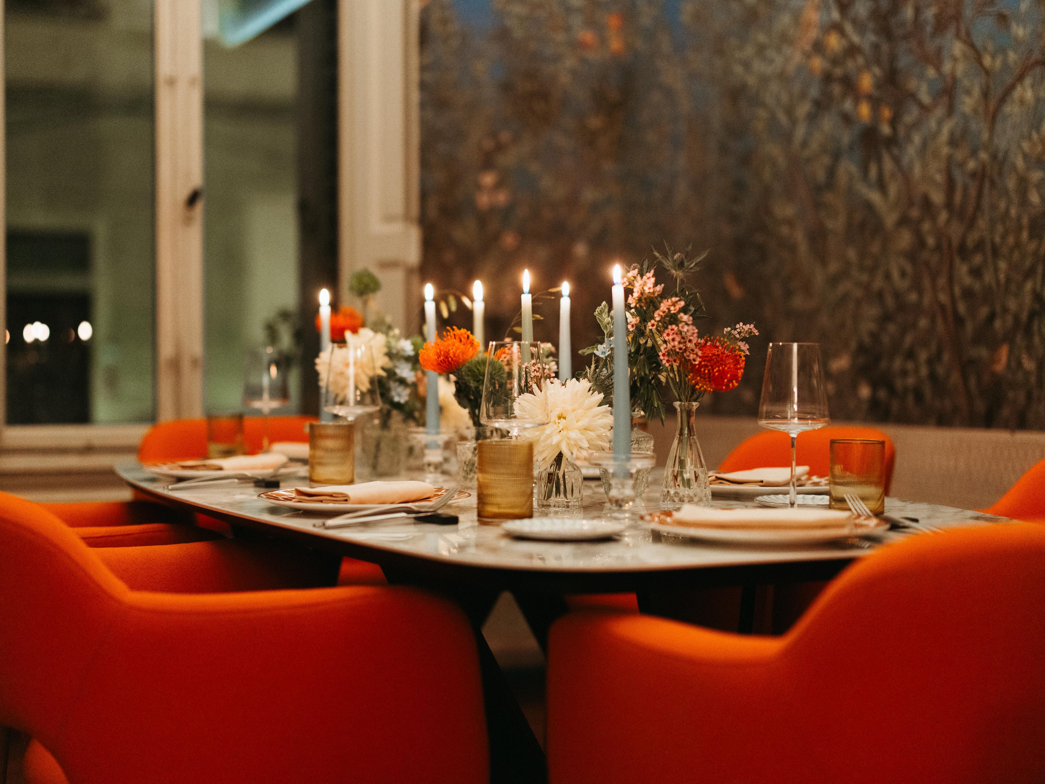 Experience the unique and stylish atmosphere of our hotel, reflecting the rich history of Florence. Inspired by Florentine masters like Michelangelo and Botticelli, our design features a colour palette that blends classical Renaissance with timeless sophistication. This elegant fusion creates a historic ambiance while offering contemporary luxury.