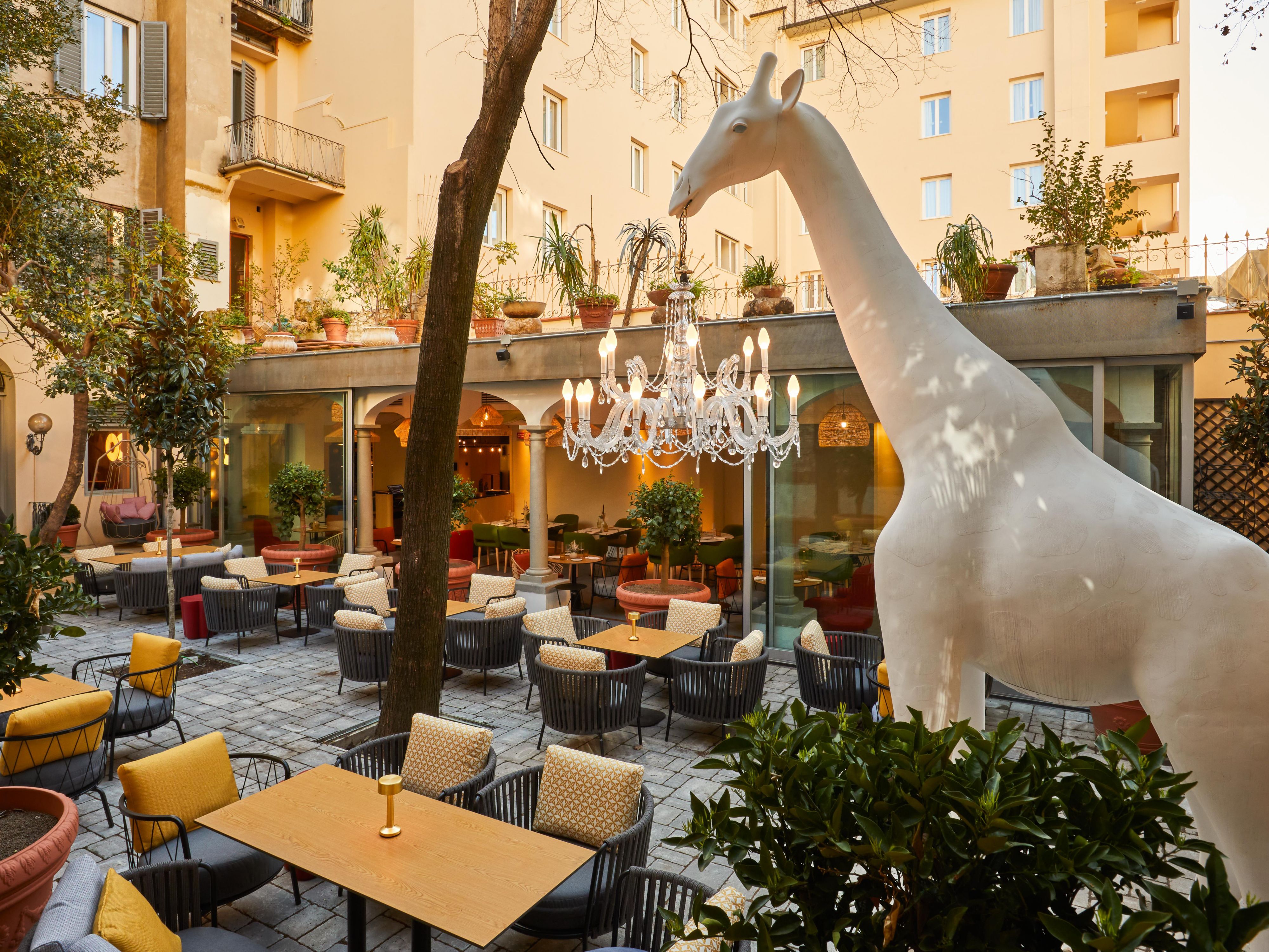 Pour un petit-déjeuner délicieux dans le patio ou des cocktails dans notre oasis luxuriant le soir, l'ambiance est parfaite toute la journée. Détendez-vous dans notre jardin vert et intimiste ou organisez un événement dans une atmosphère inédite. Profitez de concerts et d'animations tandis que le barman et le chef créent des souvenirs florentins.
