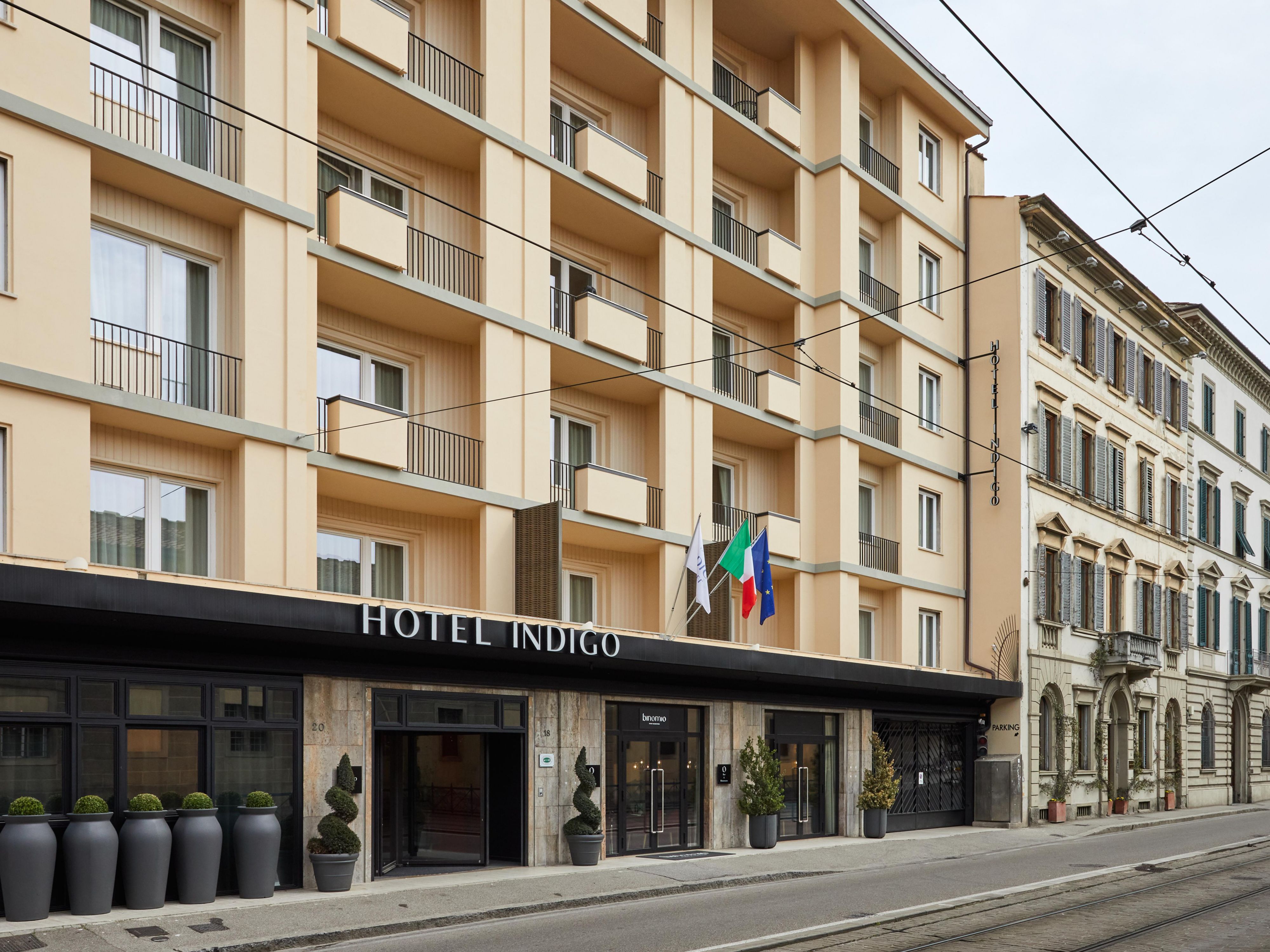 Experience the unique and stylish atmosphere of our hotel, reflecting the rich history of Florence. Inspired by Florentine masters like Michelangelo and Botticelli, our design features a colour palette that blends classical Renaissance with timeless sophistication. This elegant fusion creates a historic ambiance while offering contemporary luxury.