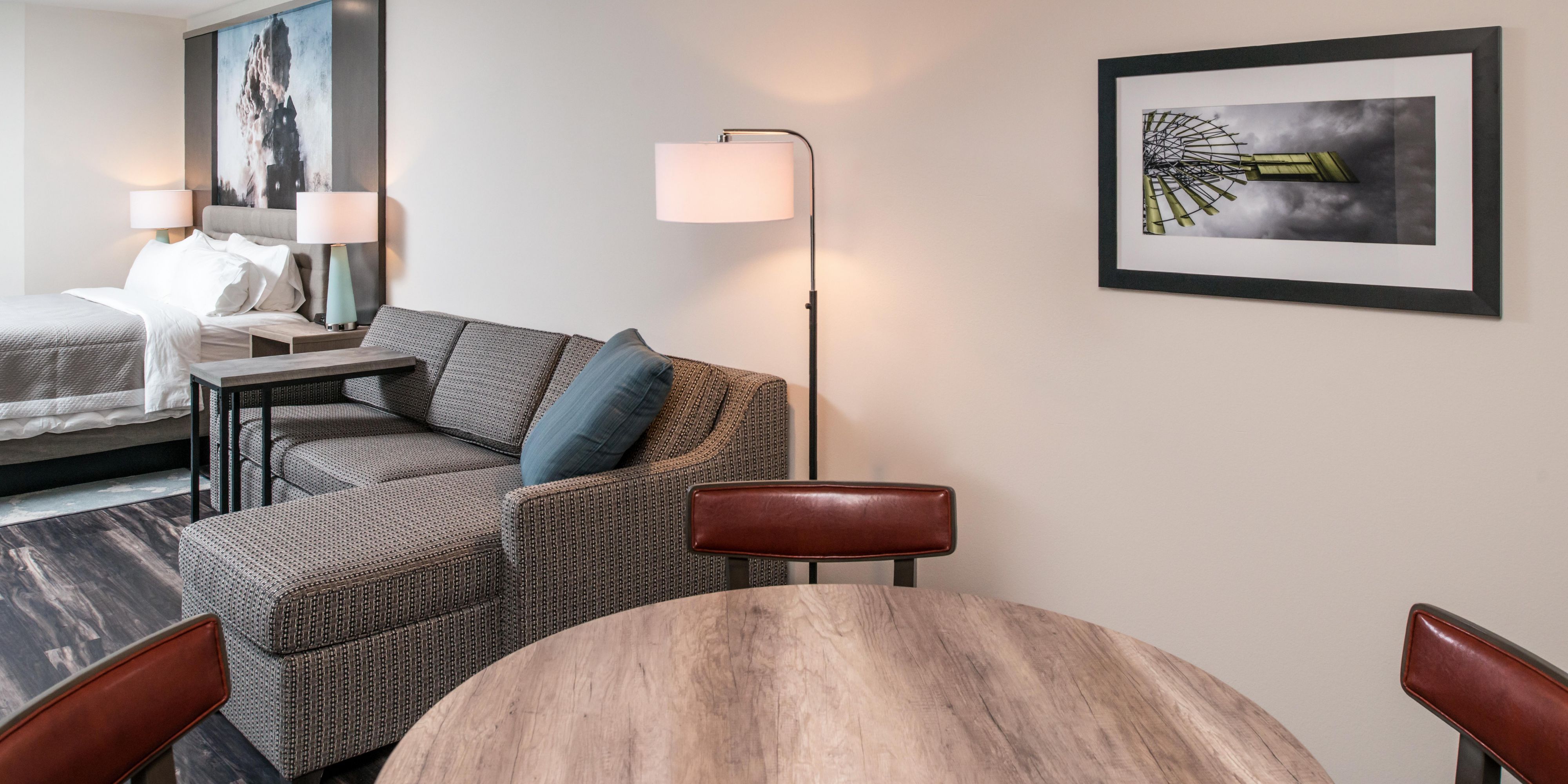 Wake up refreshed in a bold, modern king room.