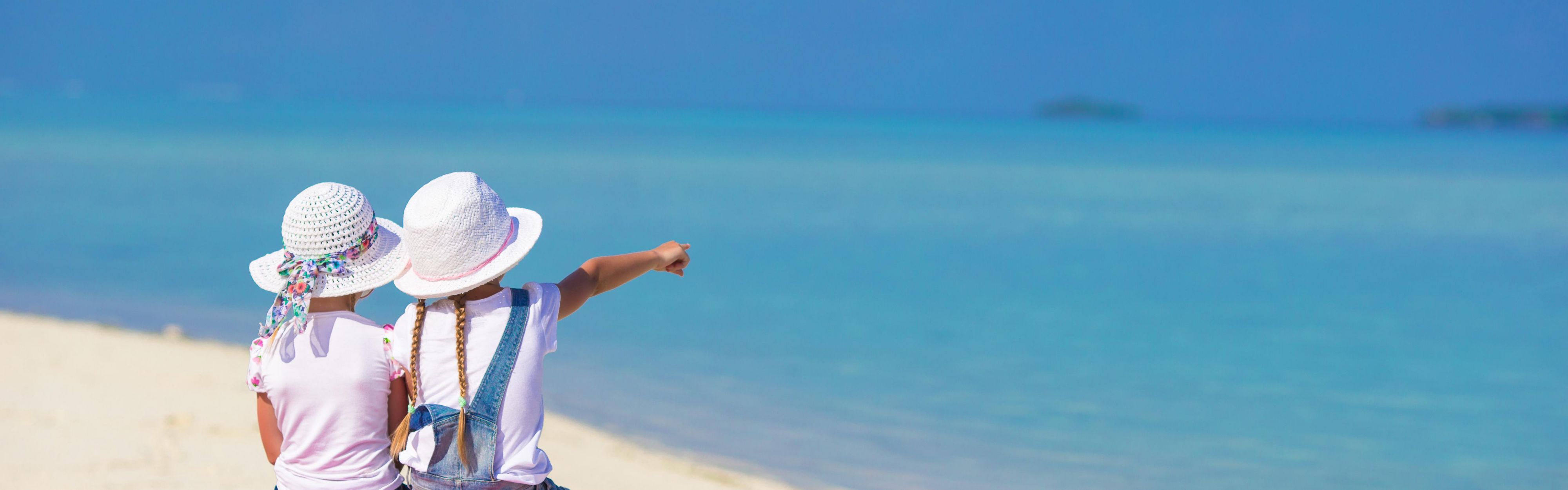 18歳未満のお子様が、いずれの親権者も同行することなく国外に旅行する場合には、同行しない親権者のいずれかによる公証役場にて手続きを受けた「渡航同意書」の携行が求められます。なお必要書類は旅行者の責任にてご用意ください。