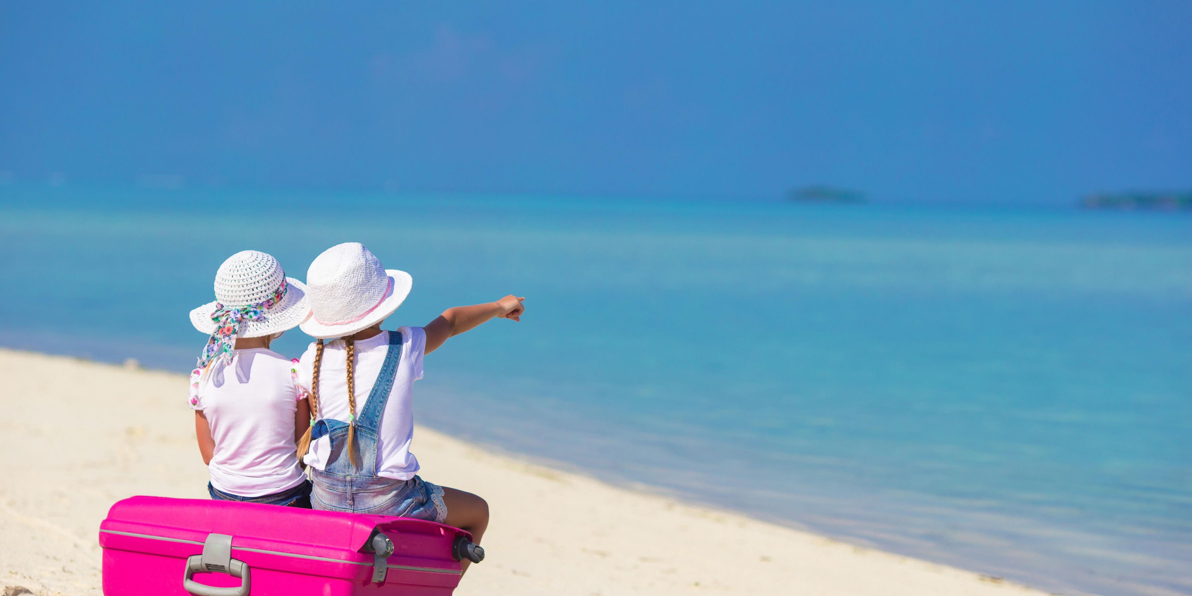 18 岁以下的儿童在没有父母一方或双方陪伴的情况下出国旅游，必须携带经过公证的缺席父母一方或双方的许可信。旅行者自行负责满足这些文件的要求。