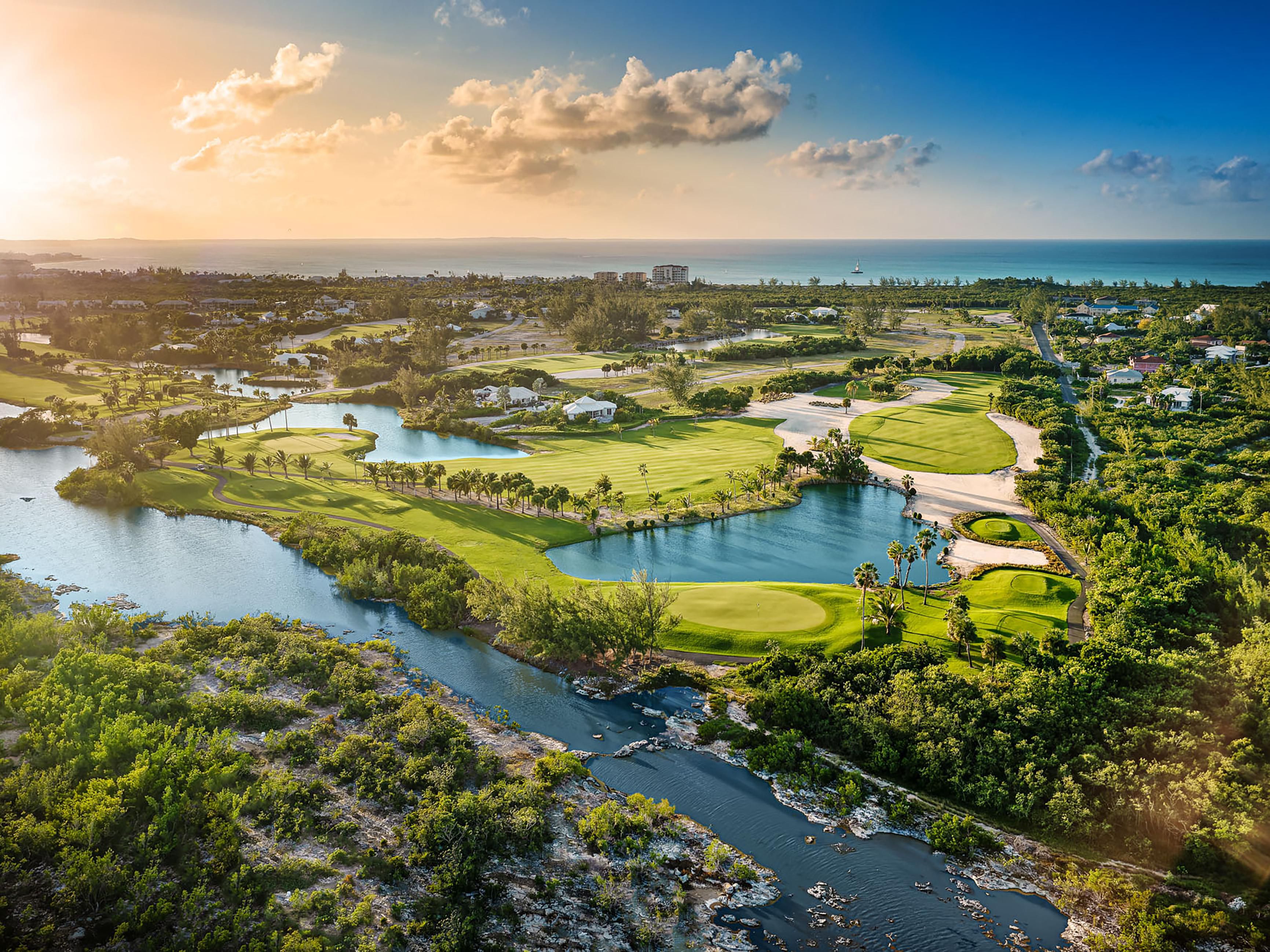 ロイヤルタークス＆カイコスゴルフ クラブは、緑豊かな熱帯の庭園と穏やかな湖に囲まれた素晴らしい18ホールチャンピオンシップコースを提供しています。美しく手入れされたグリーンと居心地の良い雰囲気で知られるこのクラブには、完全な練習設備、プロショップ、リラックスしたクラブハウスレストランがあります。熟練ゴルファーにもカジュアルなゴルファーにもご満足いただけるゴルフコースです。