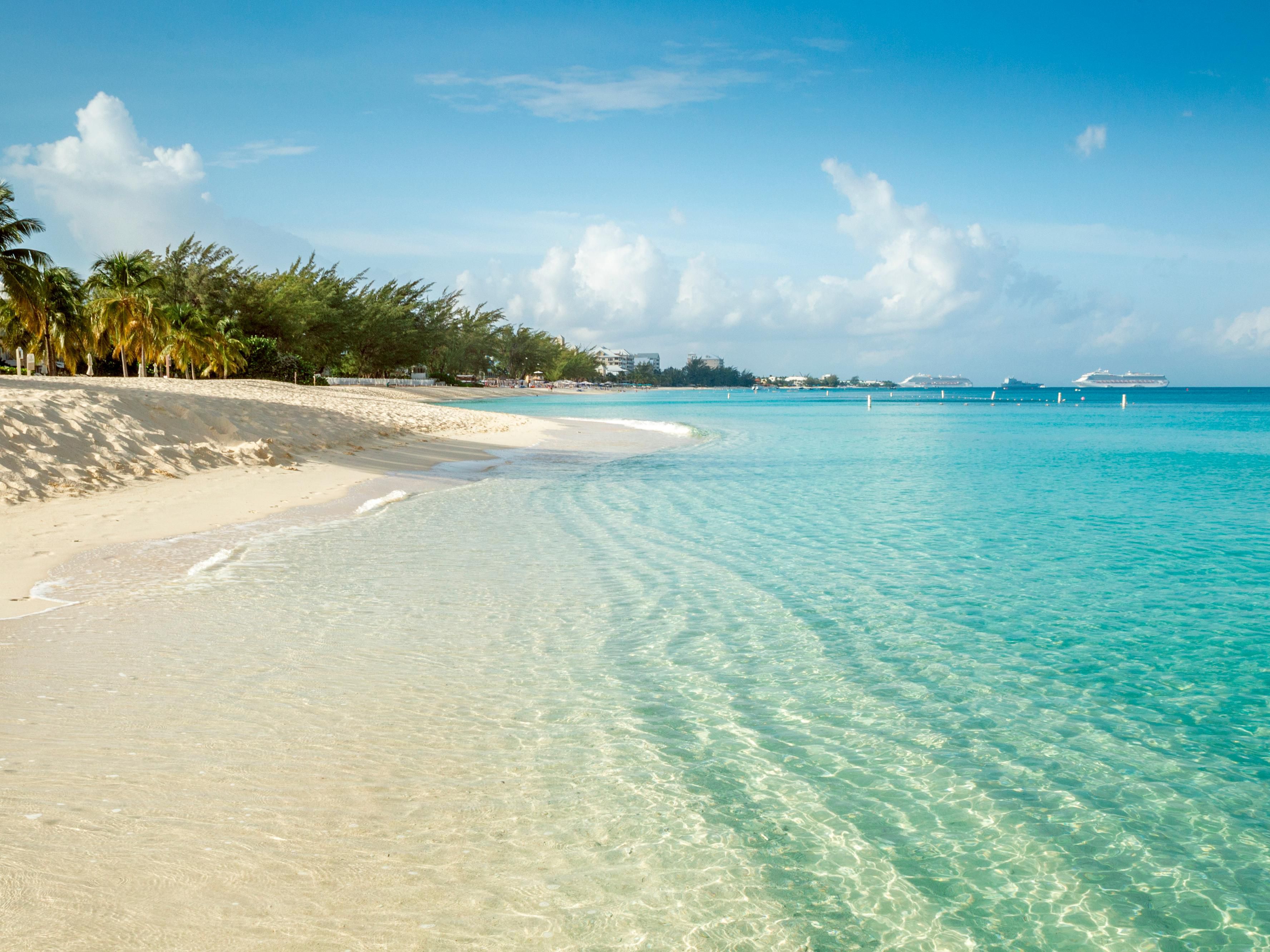 From the crystal-clear waters and soft, white sand of Seven Mile Beach to the memorable snorkeling excursions at Stingray City, you’ll find an excellent selection of things to do in the Cayman Islands during your stay.