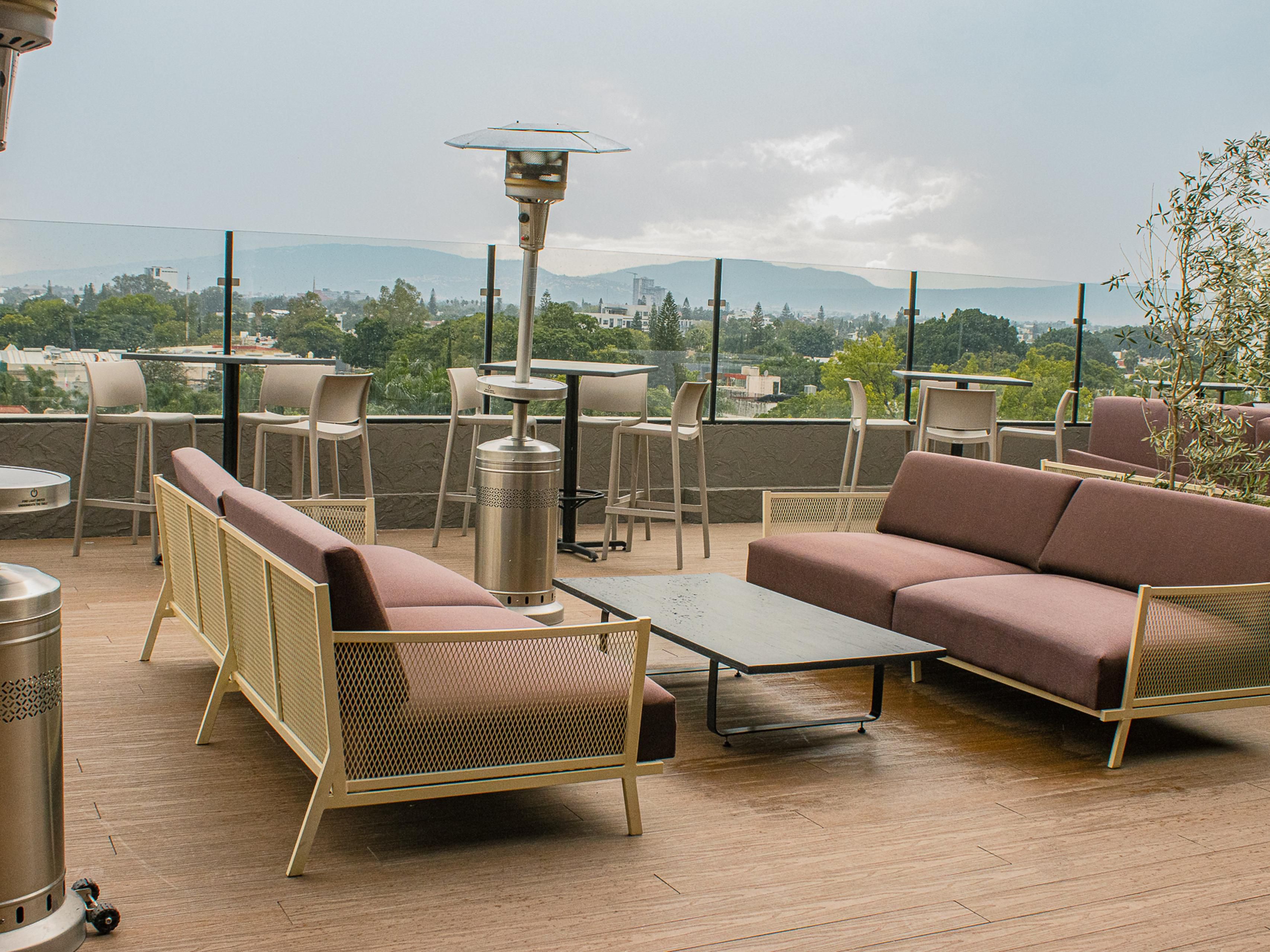 The JAL Cocina de Raíz restaurant and Setenta Azotea rooftop bar at Hotel Indigo Guadalajara Expo are open to all. Enjoy an exceptional dining experience with local flavors and panoramic city views. Whether you're a hotel guest, a local, or just visiting town, enjoy creative Mexican dishes, signature cocktails, and a lively ambiance.