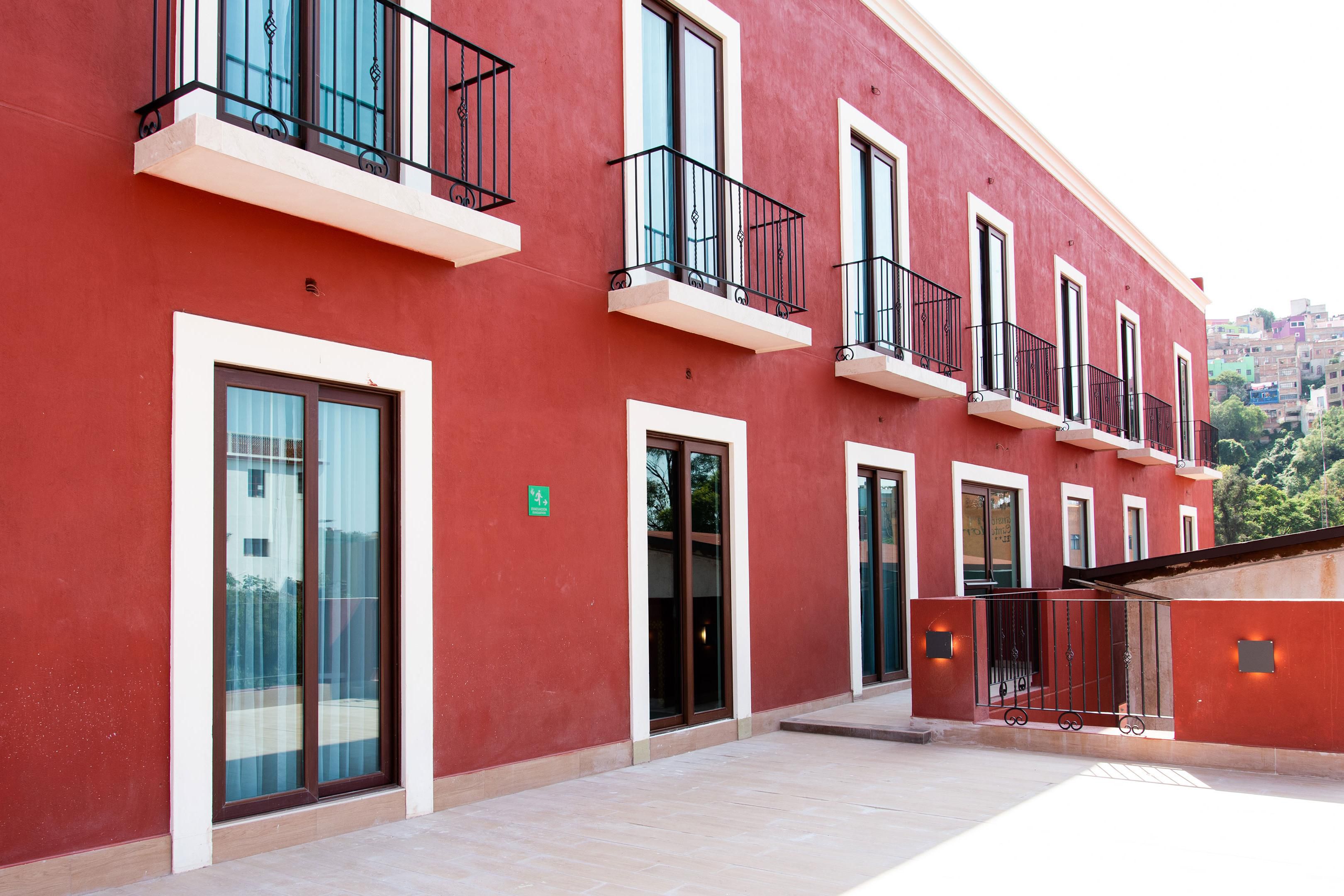 La vista de nuestra terraza es ideal para tus eventos especiales ya sea romanticos, sociales o empresariales. Disfruta de tu evento con una excelente vista a la ciudad desde la terraza de hotel indigo.