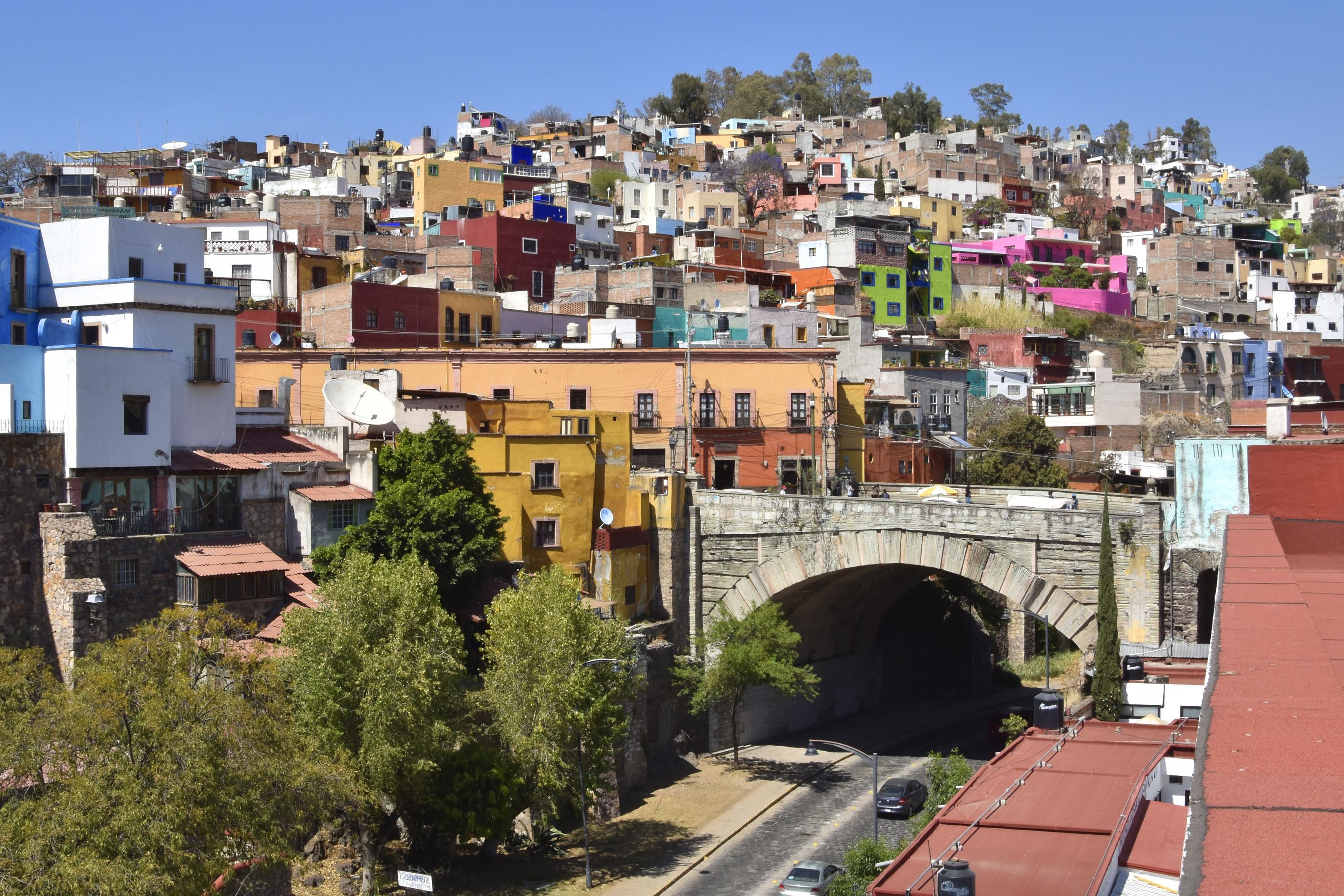 Disfruta de las vistas y atardeceres de la magica ciudad de Guanajuato desde los balcones que te ofrece Hotel Índigo.