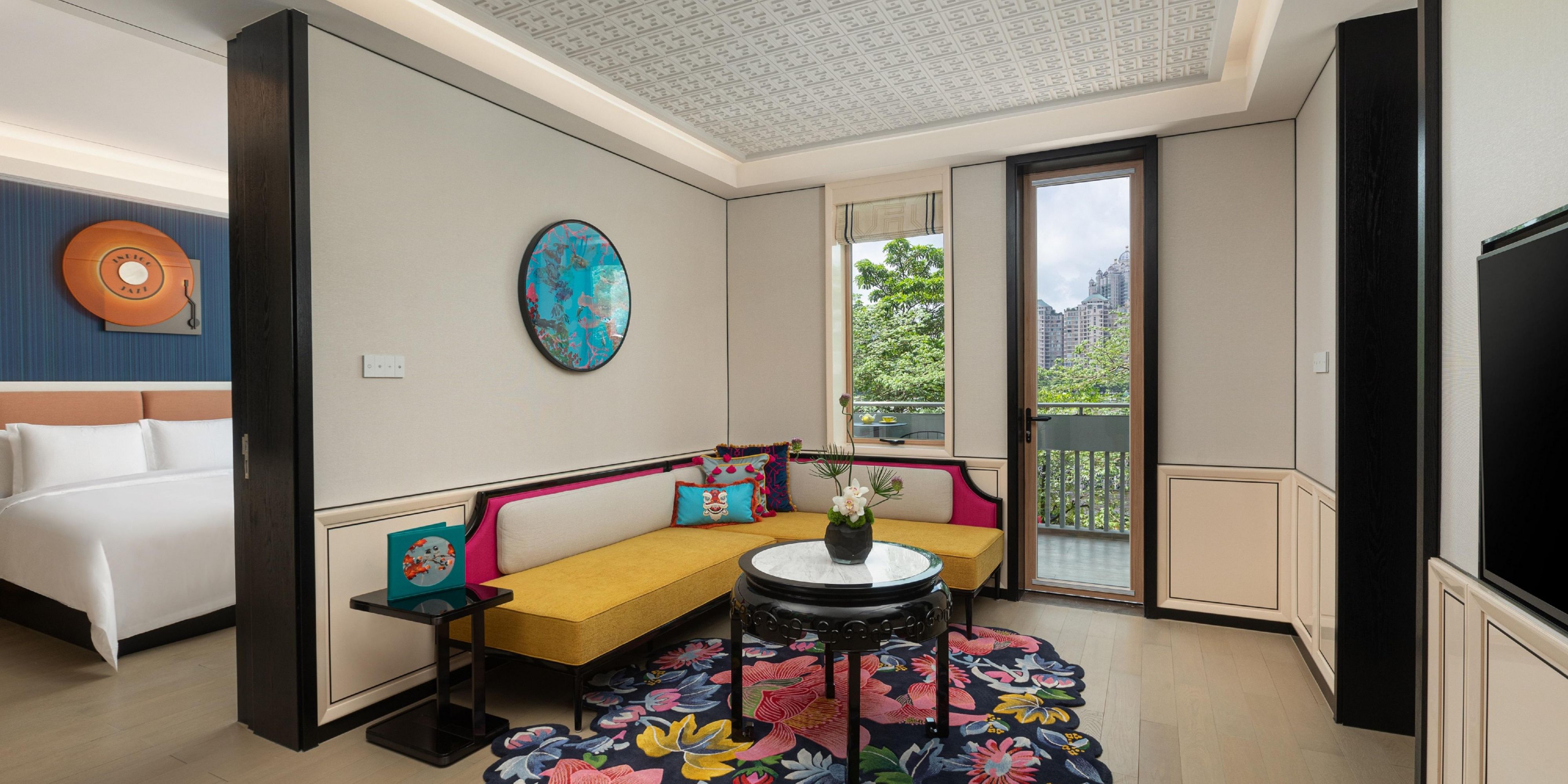 1 King 1 Bdrm Suite Living Area River View