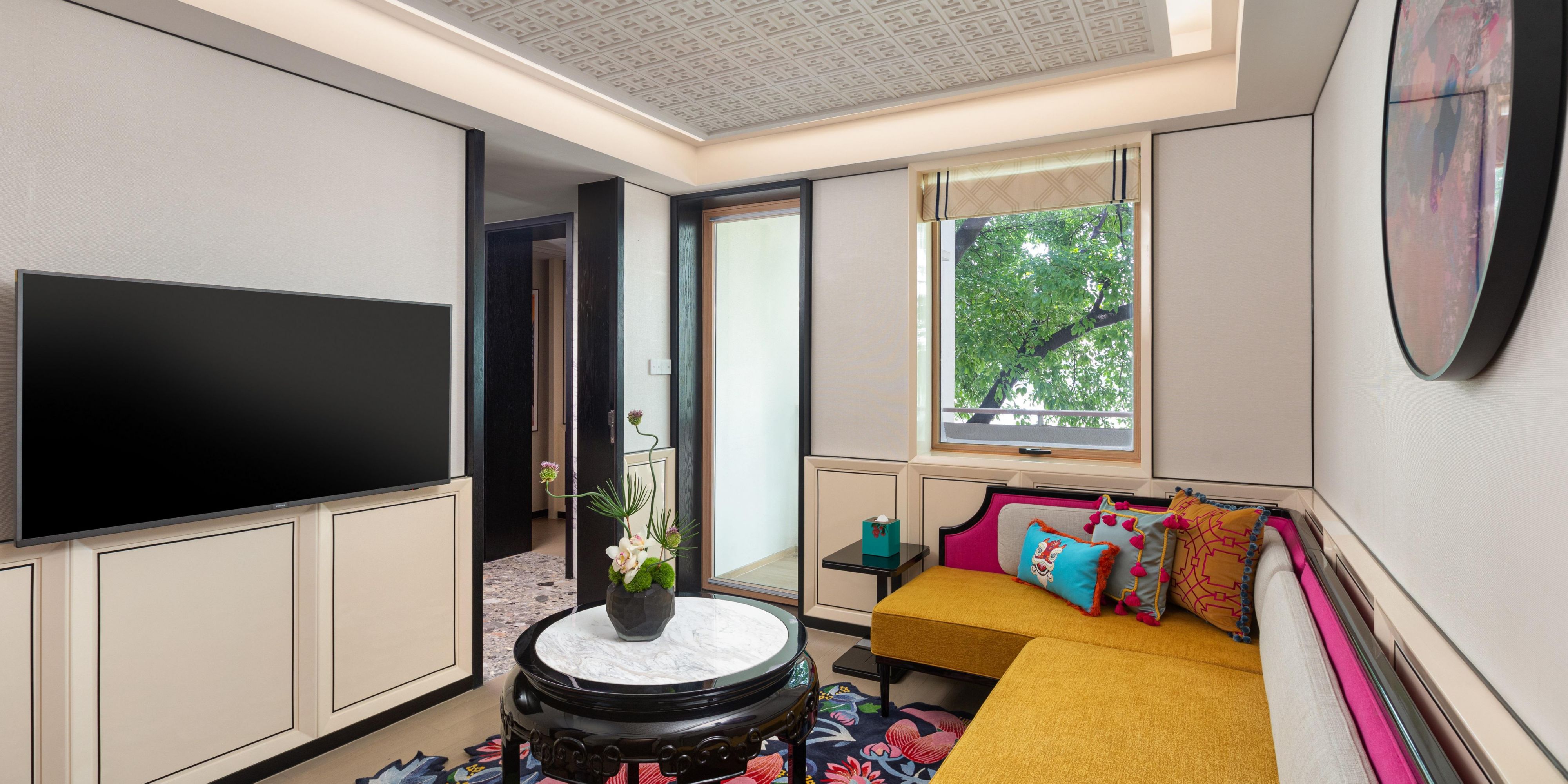 1 King 1 Bdrm Suite Living Area River View