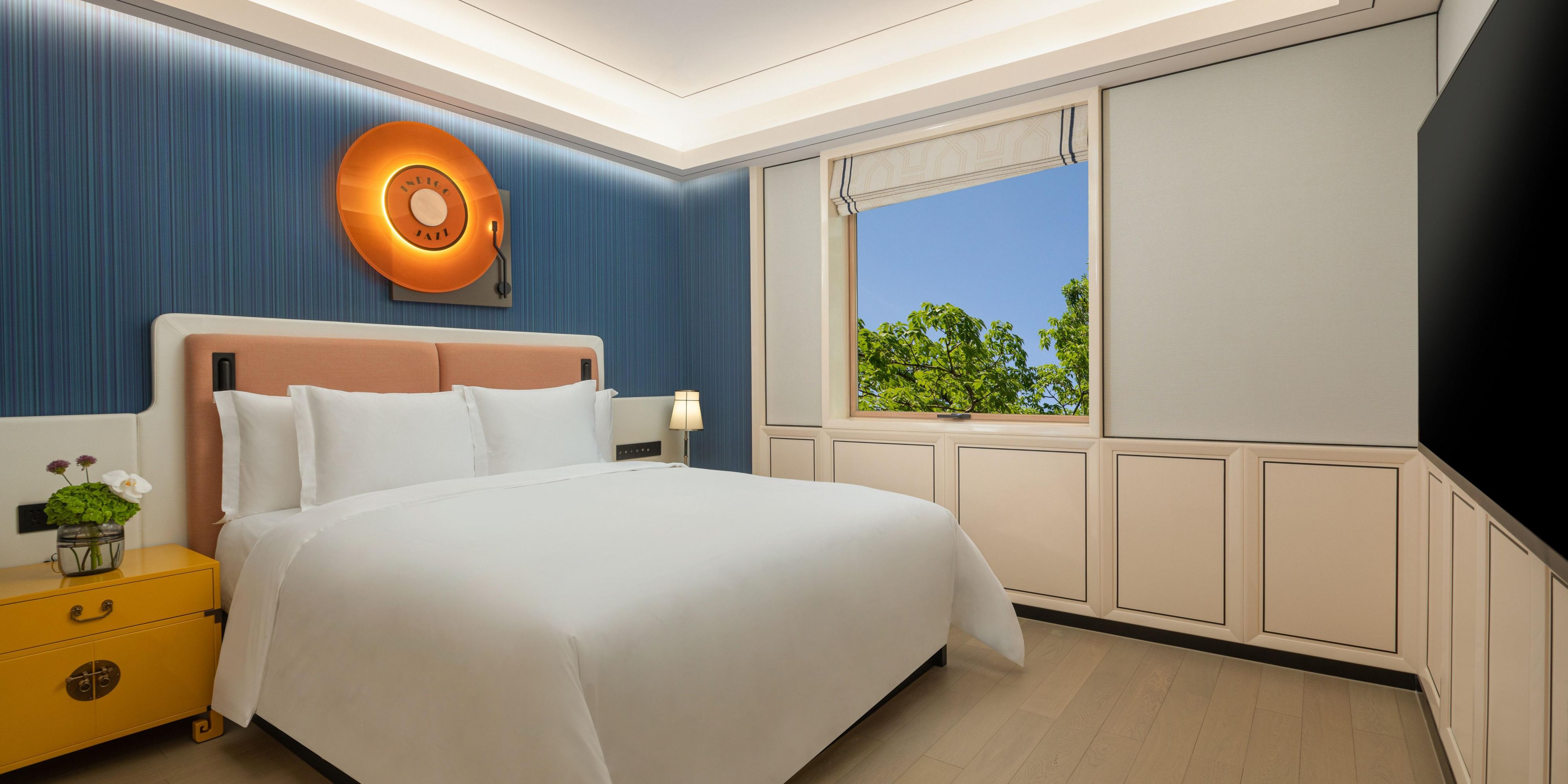 1 King 1 Single 2 Bdrm Suite Living Area River View