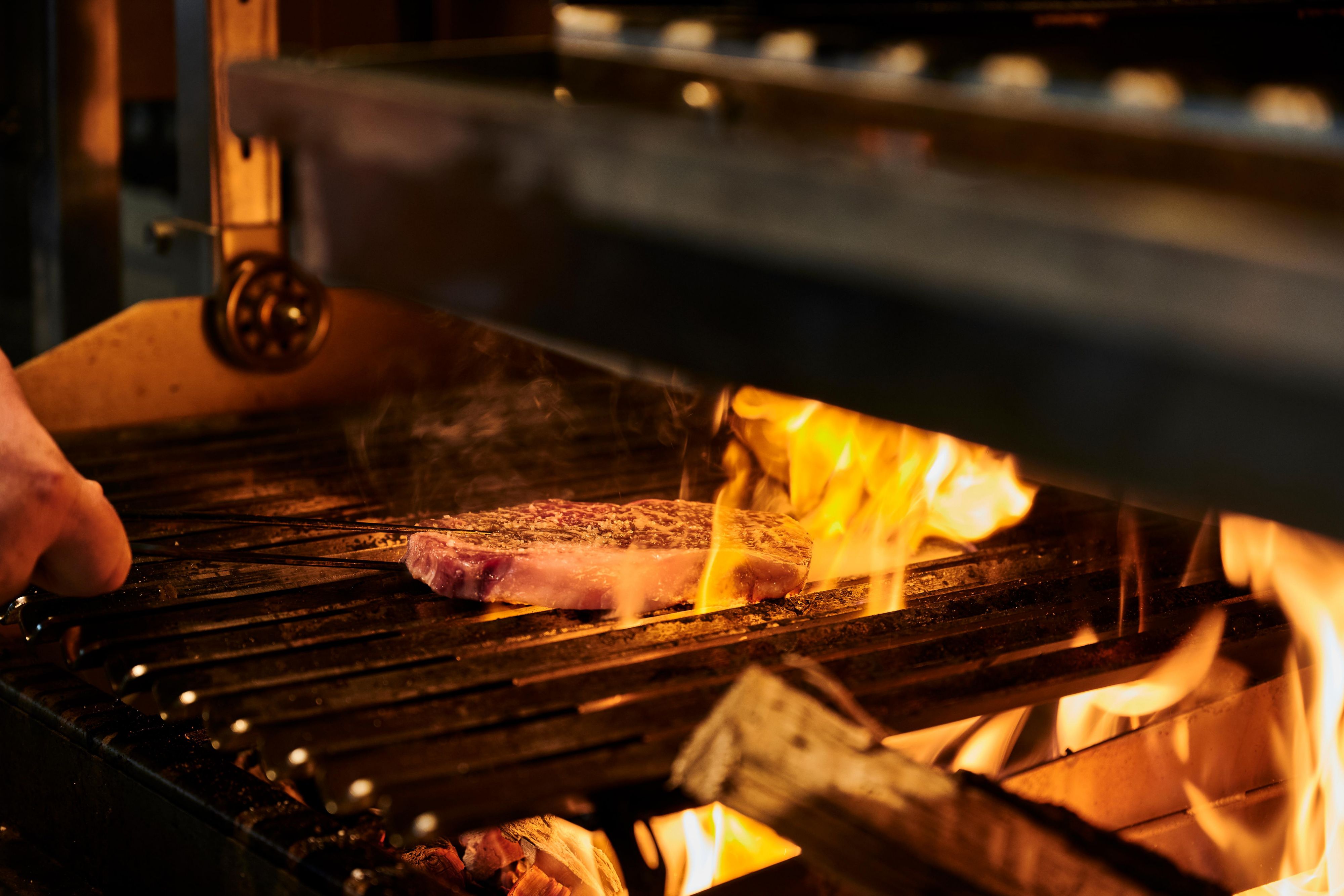 Spend a relaxing time surrounded by the mellow aroma and sound of a wood-burning grill, and a variety of dishes made with local ingredients. Here is the "flame" that brings out the flavor of the ingredients to the fullest, and the hospitality that ignites curiosity.

Enjoy a quality time with your loved ones.
