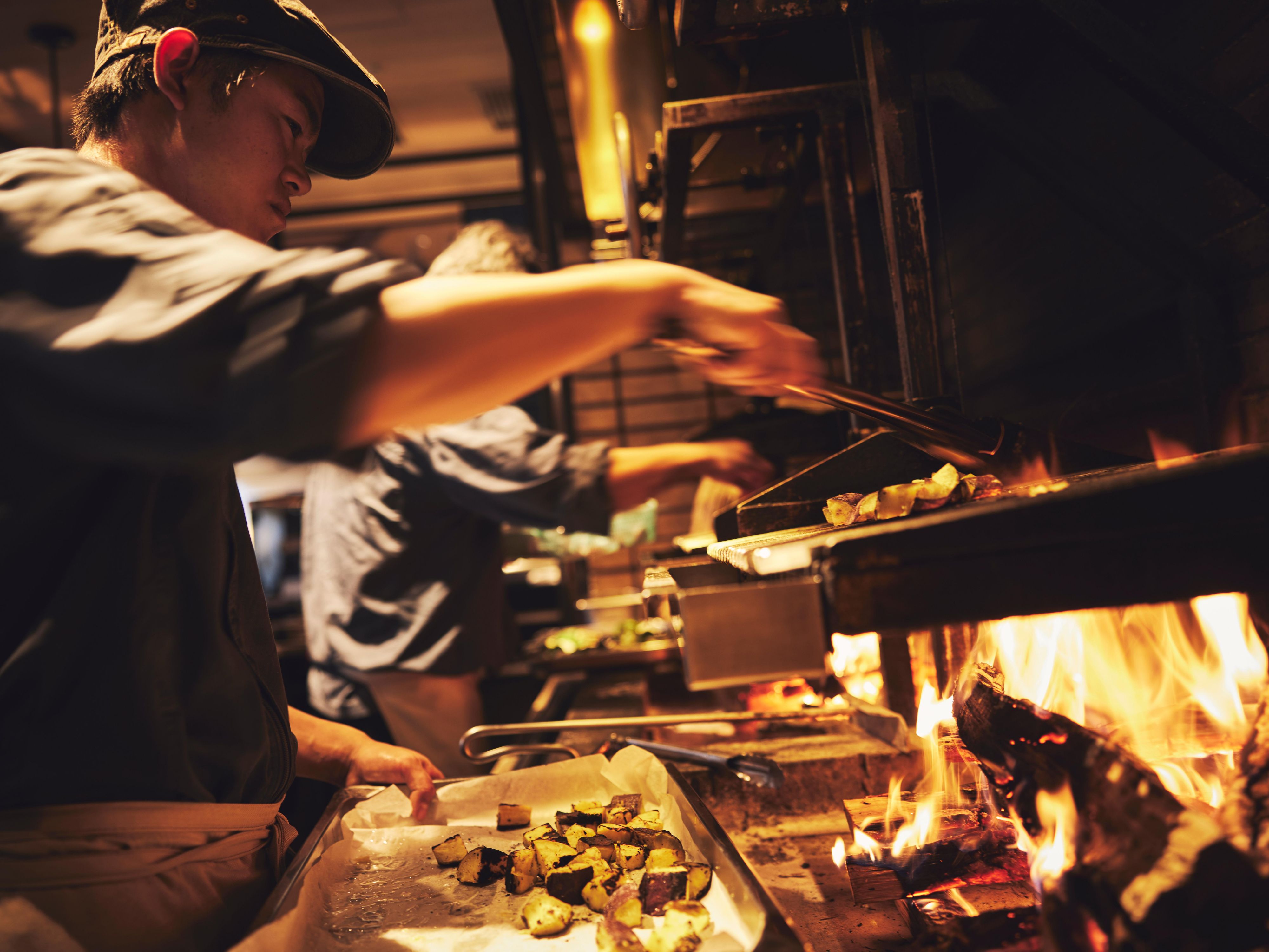 Spend a relaxing time surrounded by the mellow aroma and sound of a wood-burning grill, and a variety of dishes made with local ingredients. Here is the "flame" that brings out the flavor of the ingredients to the fullest, and the hospitality that ignites curiosity.

Enjoy quality time with your loved ones.
