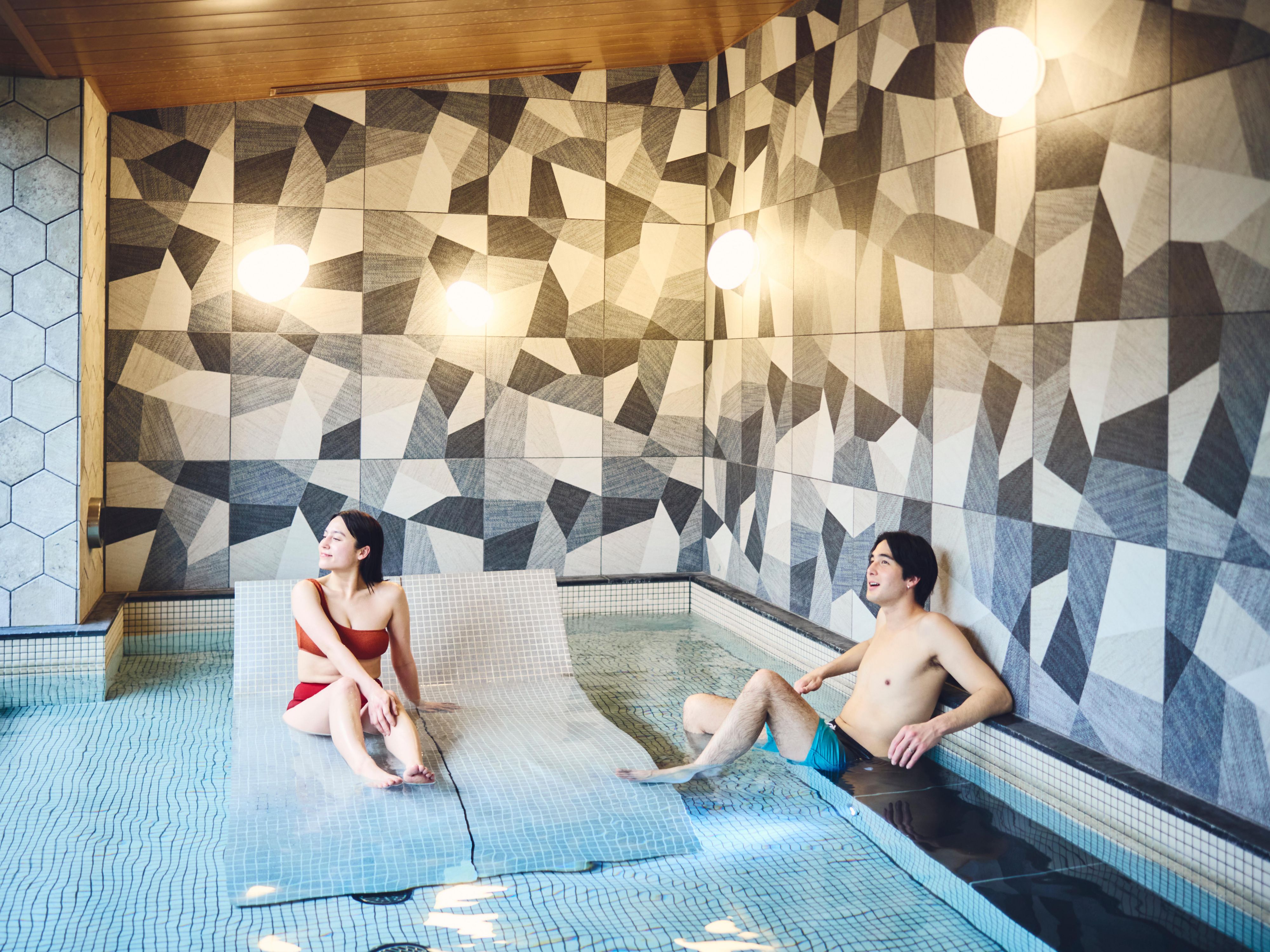 Thermal Spring Spa
This spa is a shared-use, coed facility for both women and men, with swimming suits required. 
Its modern design, which combines digital art projected on a massive screen with a retro-feeling atmosphere, creates an experience unique to Hotel Indigo Hakone Gora.
- Tatto and Camera OK in the bathing area.