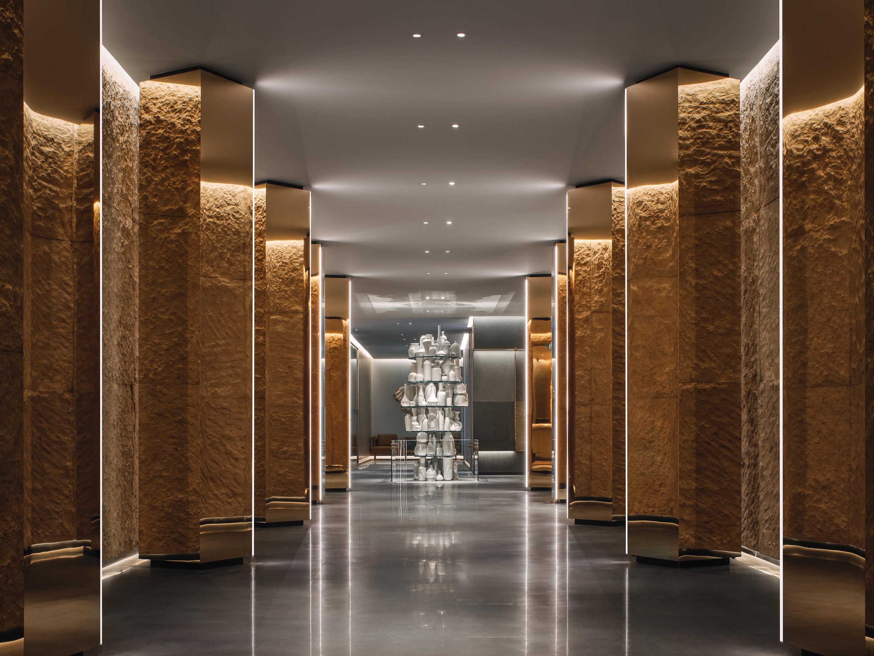 Great design tells story. Inspired by the aesthetics of the Song Dynasty, the hotel reimagines the cultural gems of Southern Song with a fresh, contemporary twist. Blending timeless elegance with trendy touches, telling the stories of local people, places and traditions. We curate spaces and experiences that illuminate the beauty in our neighborhoo