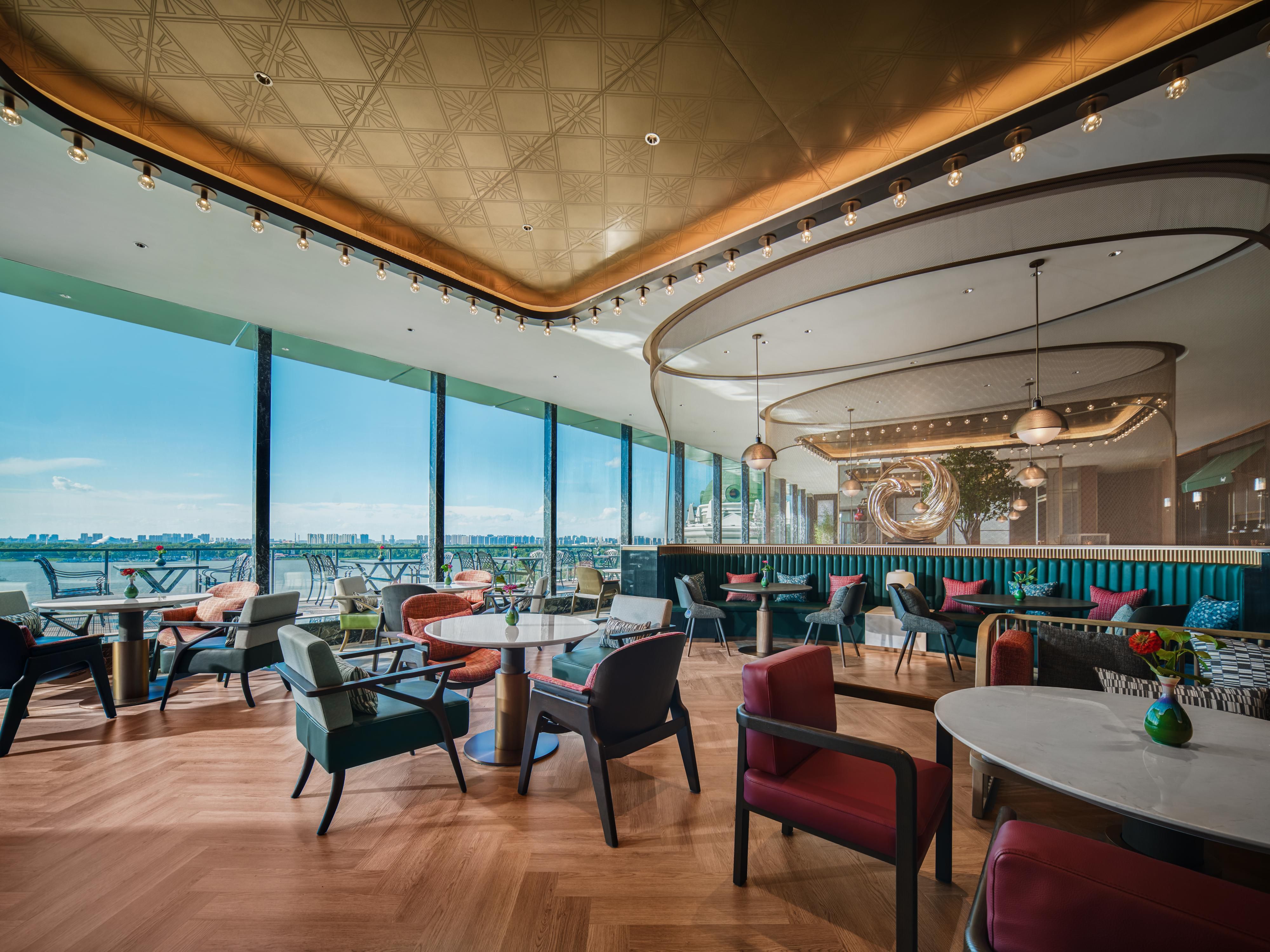 As night falls, Bin·Bar – the hotel's bar – comes alive with romantic melodies from a live band. Featuring signature cocktails, wines, spirits, BBQ snacks and desserts, it lets you indulge in the stunning night.