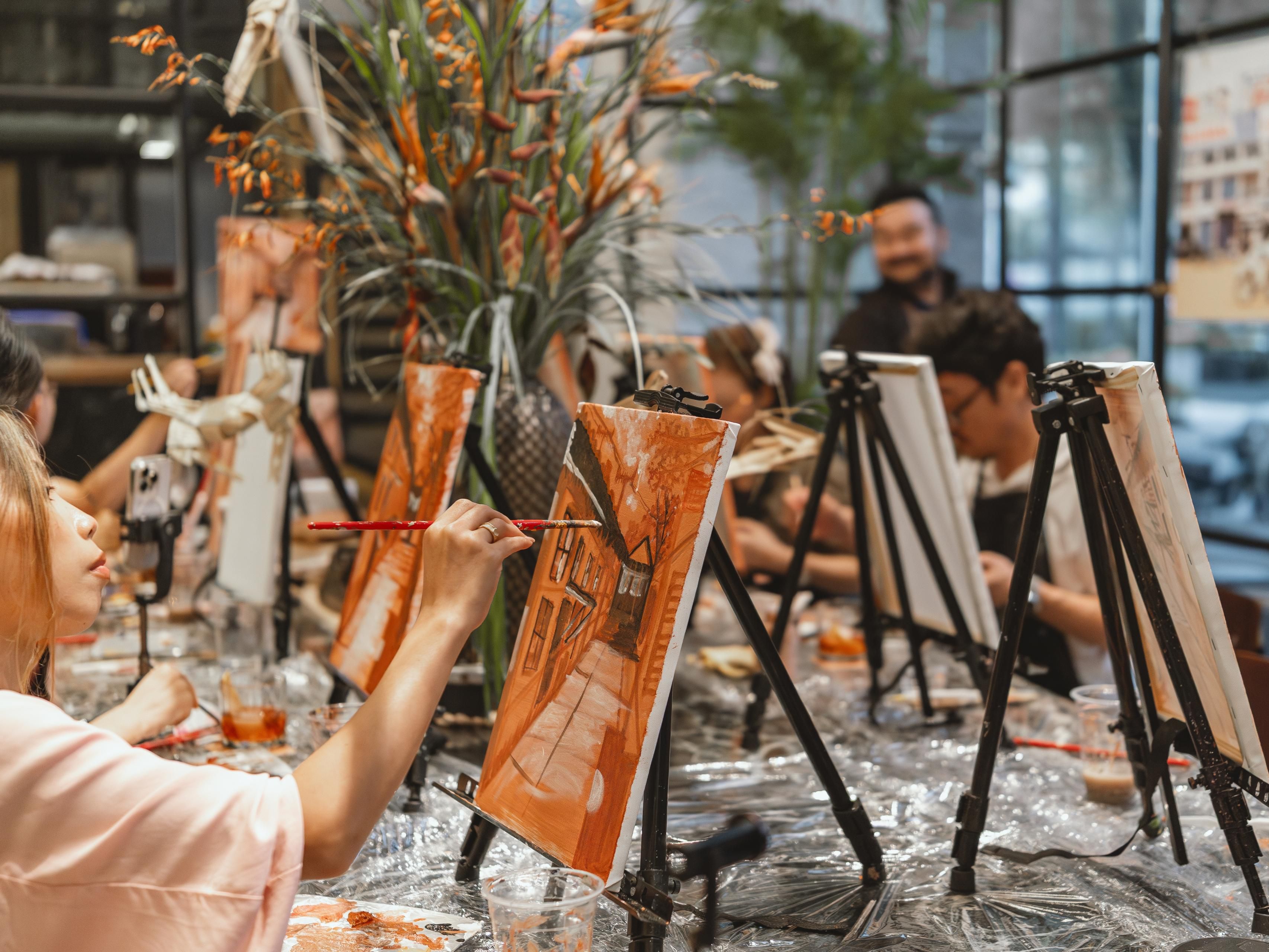 Khơi nguồn sáng tạo tại buổi Sip & Art hằng tháng, nơi hội họa gặp gỡ cùng thư giãn. Dưới sự hướng dẫn của nghệ sĩ địa phương, khách có thể vừa nhâm nhi ly rượu, vừa thả hồn theo từng nét vẽ. Một trải nghiệm đầy cảm hứng, mang đậm nét nghệ thuật và tinh thần Sài Gòn.