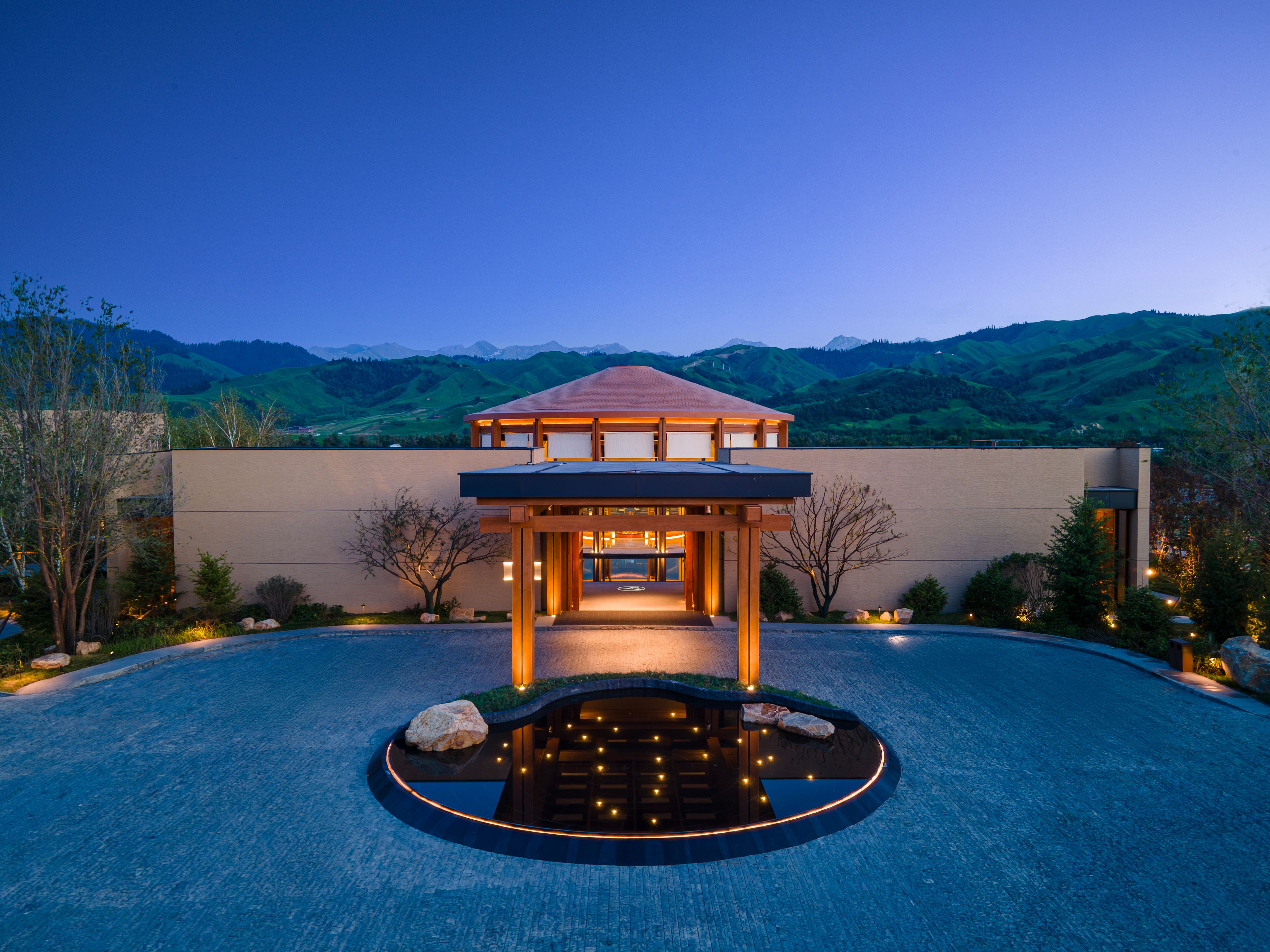 那拉提绿发英迪格酒店