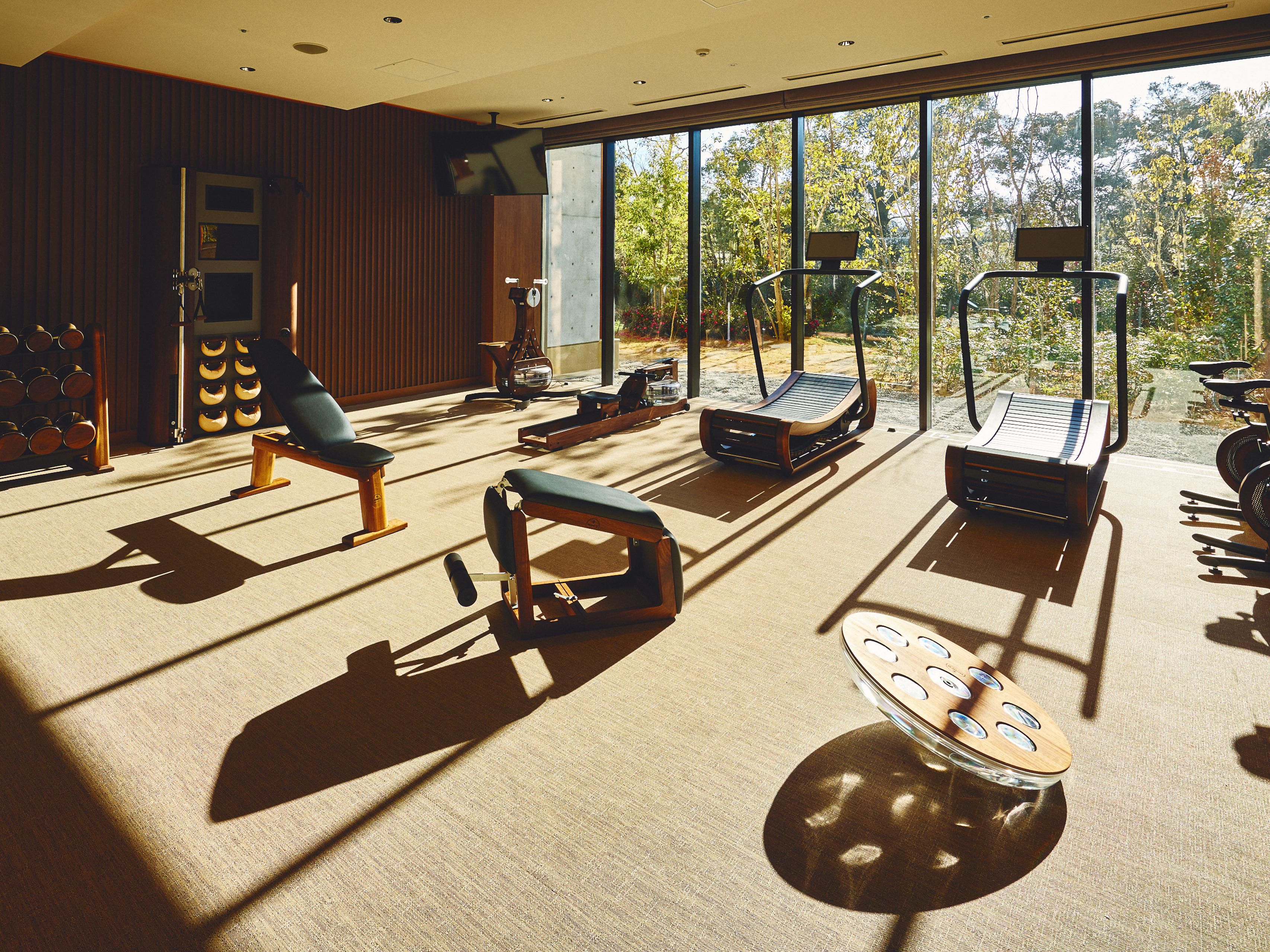 The fitness centre features renewable wood machines carefully selected from US and German forests to minimize environmental impact. Rather than being operated by power, our equipment uses self-propelling and water-resistance technology to help you reconnect with your body and nature.