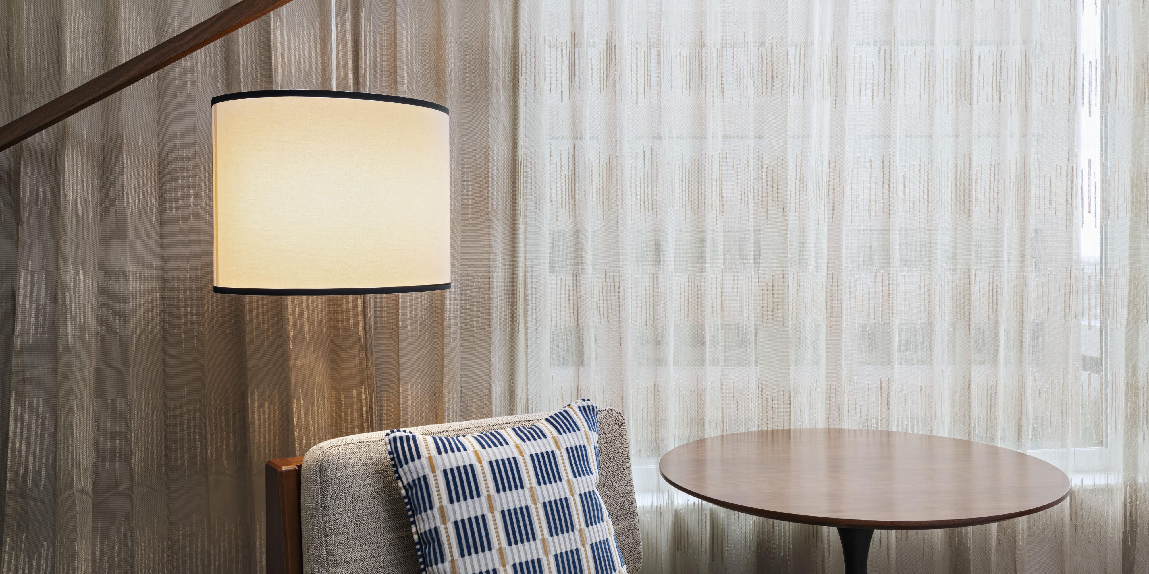Queen Double Guestroom Seating Area