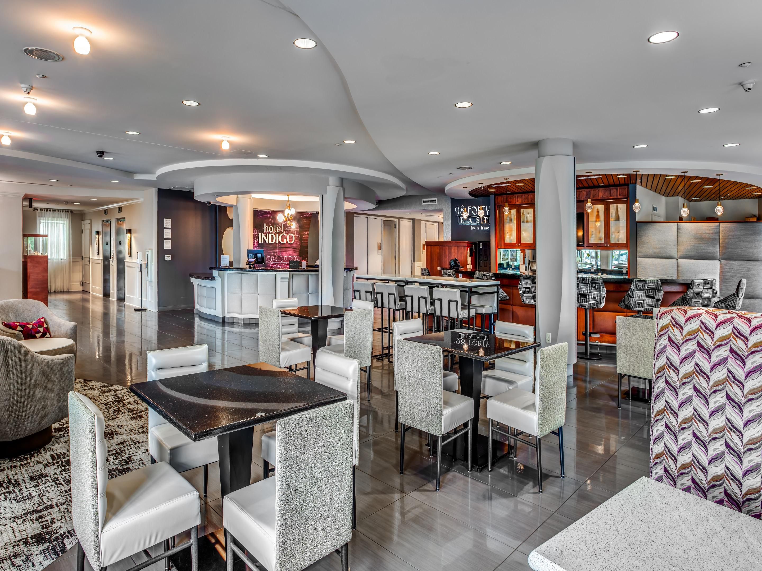 ห้องอาหารและบาร์ในโรงแรมของเราที่ชื่อว่า98 Forty East Bar & Bistro ให้บริการอาหารตลอดทั้งวัน ค็อกเทล และบริการ ห้องพัก เช็คเอาท์ เมนูชั่วโมงแห่งความสุขของเรา เพื่อรับประทานอาหารเช้า อาหารกลางวัน หรืออาหารค่ำ เพลิดเพลินกับการรับประทานอาหารบนลานกลางแจ้งของเราที่มองเห็นทะเลสาบ เราพร้อมให้บริการคุณ 