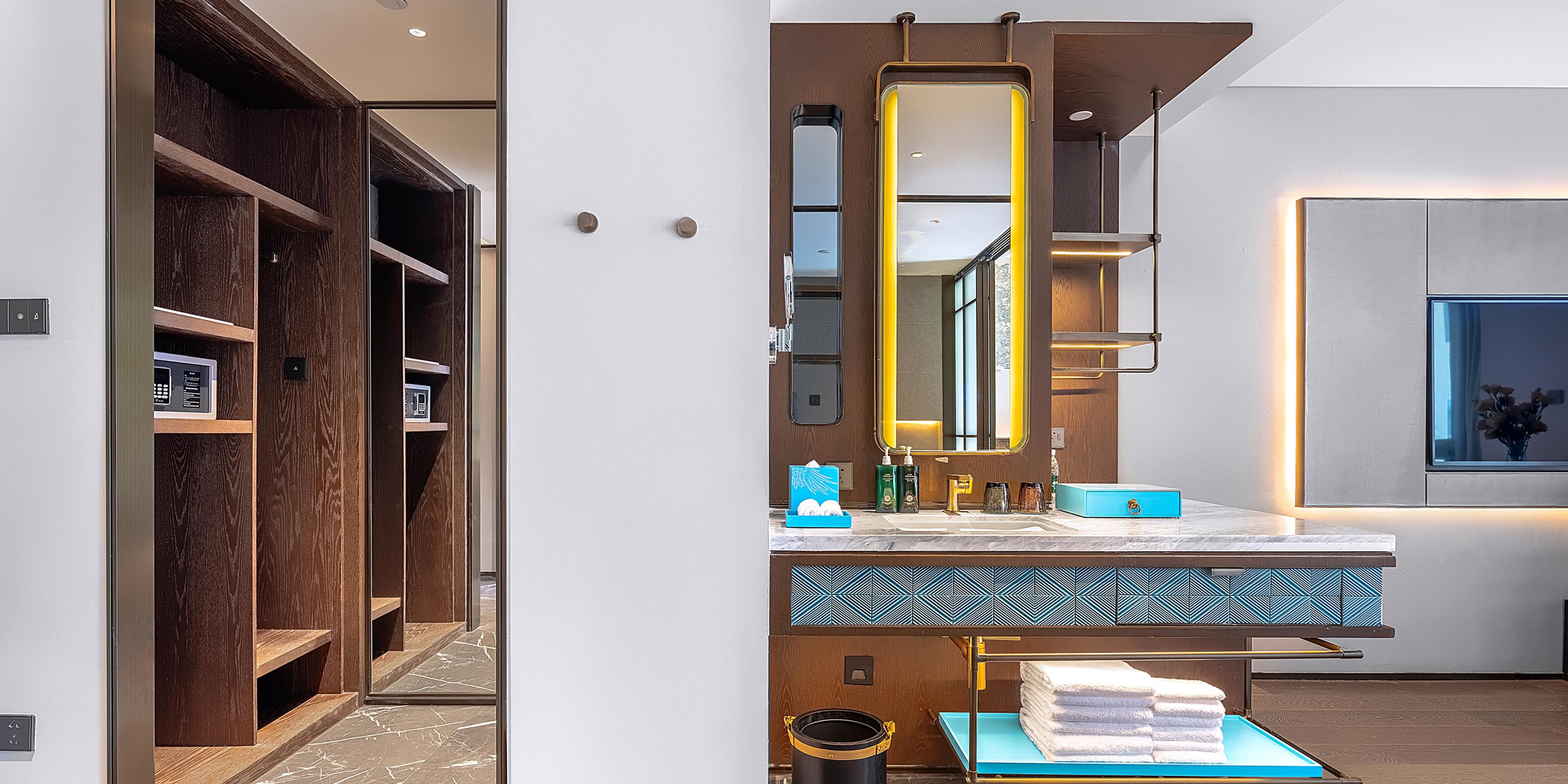 Standard Guestroom Bathroom