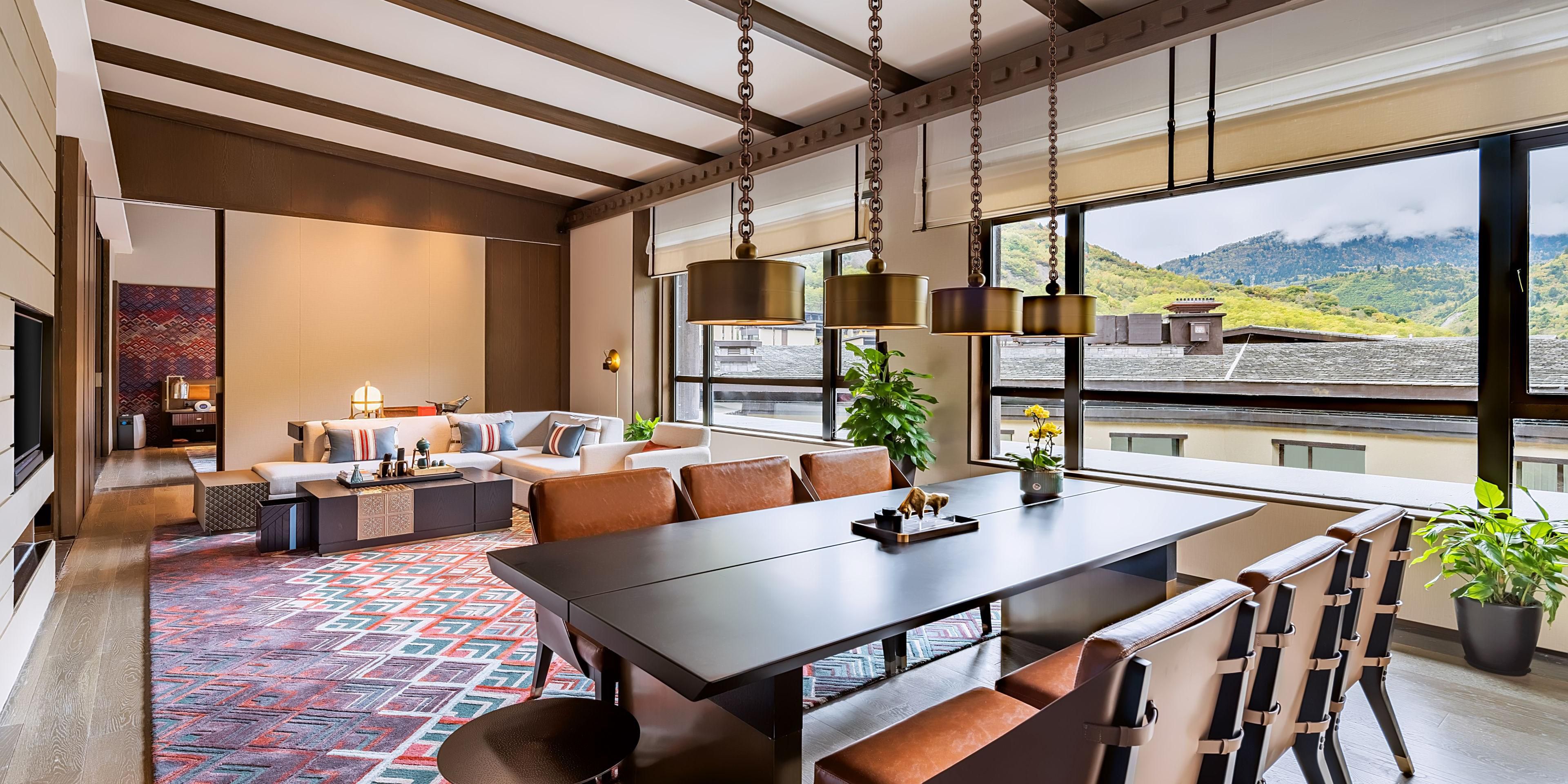 1 Bedroom Suite Dining Meeting