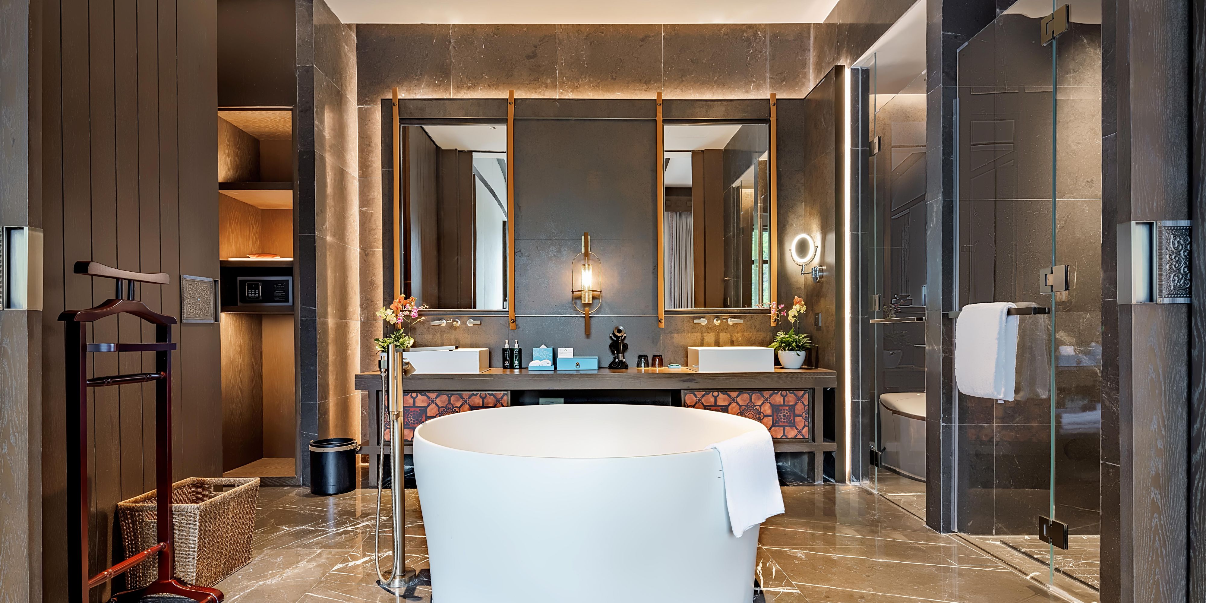 1 Bedroom Suite Dining Meeting Washroom