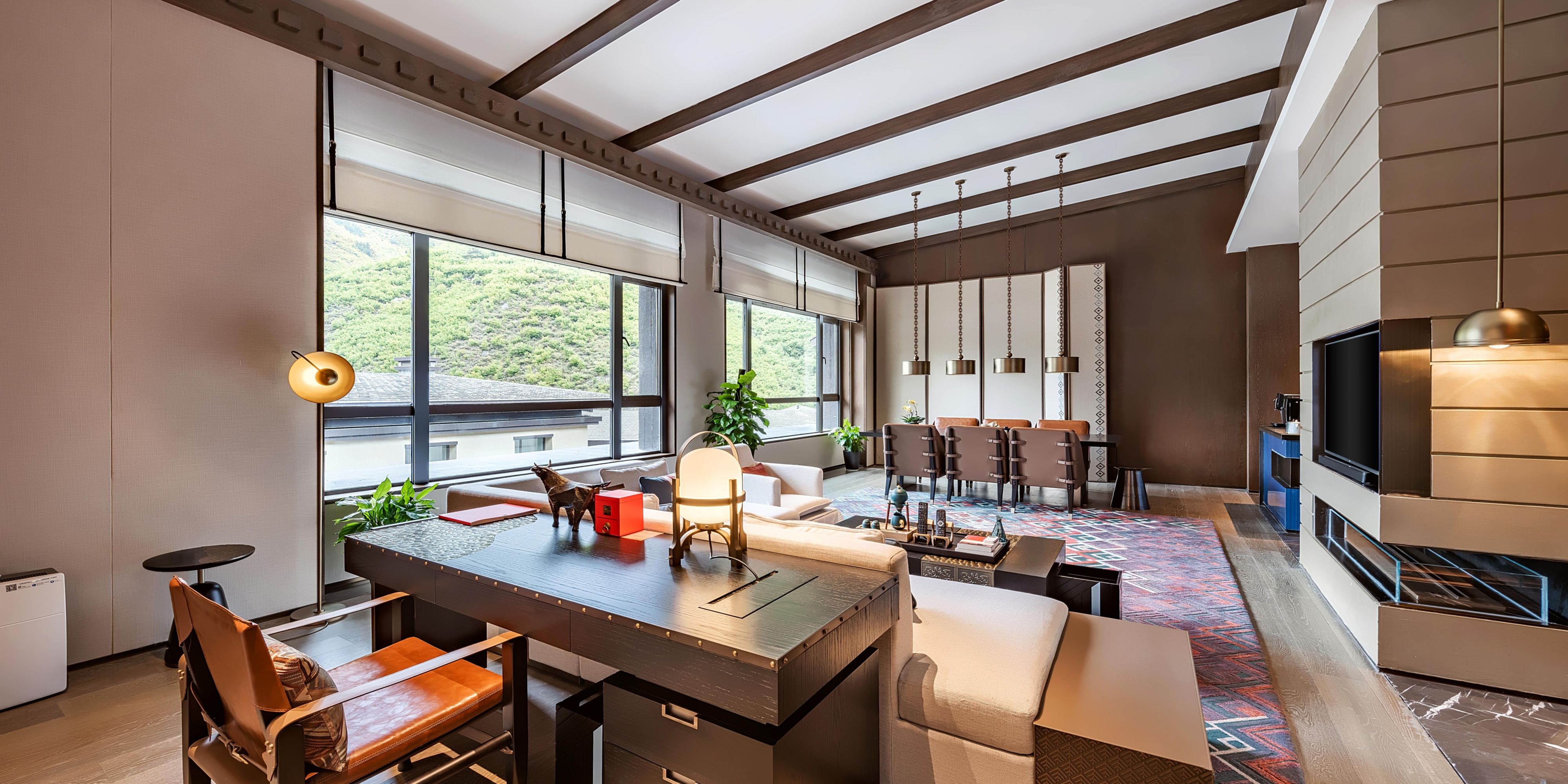 1 Bedroom Suite Dining Meeting