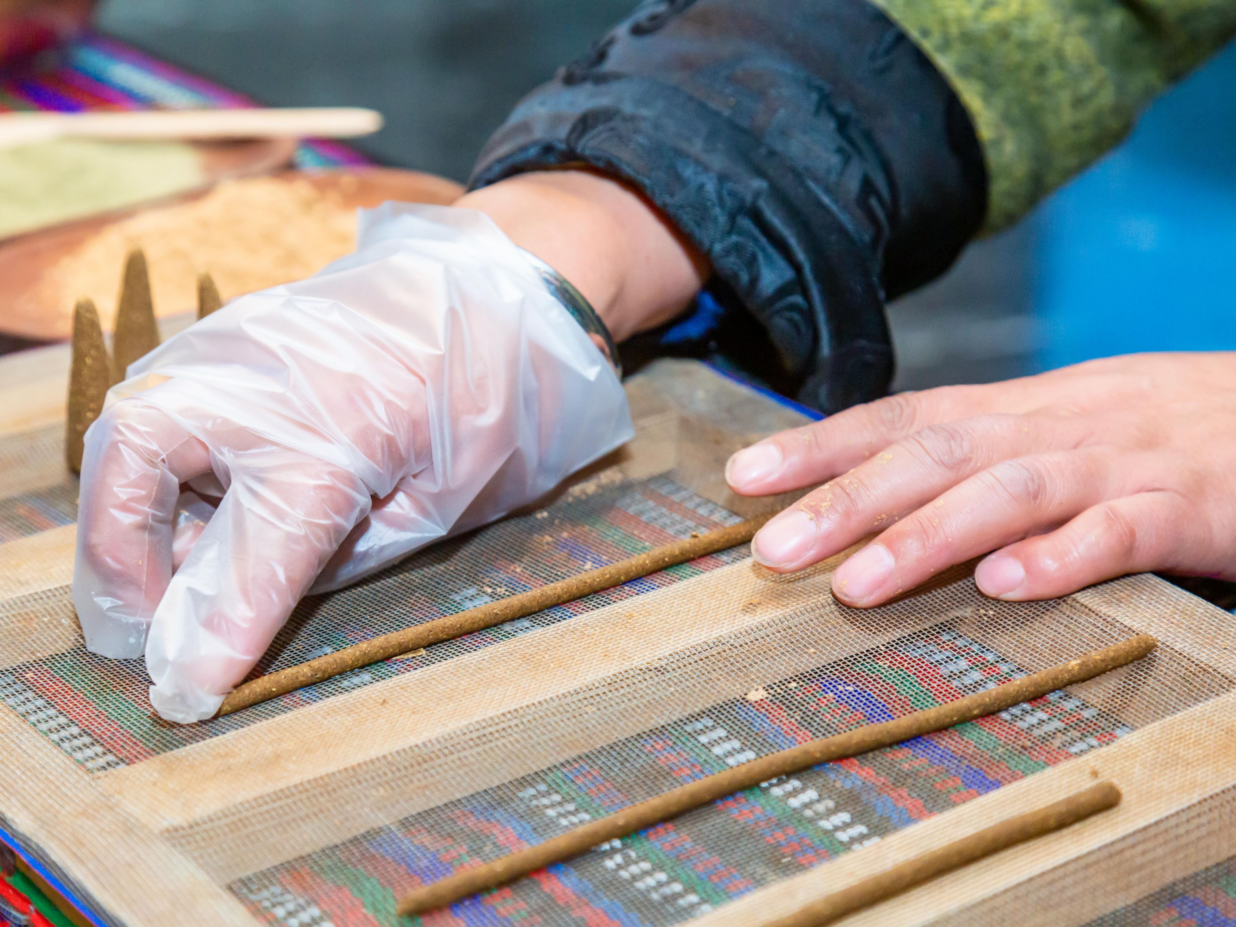 Guests who book a room at the member price will receive an exclusive limited-time offer of a dual intangible cultural heritage experience. Options include Tibetan paper rubbing, prayer flag rubbing, or a visit to a Tibetan family home (choose one out of three).