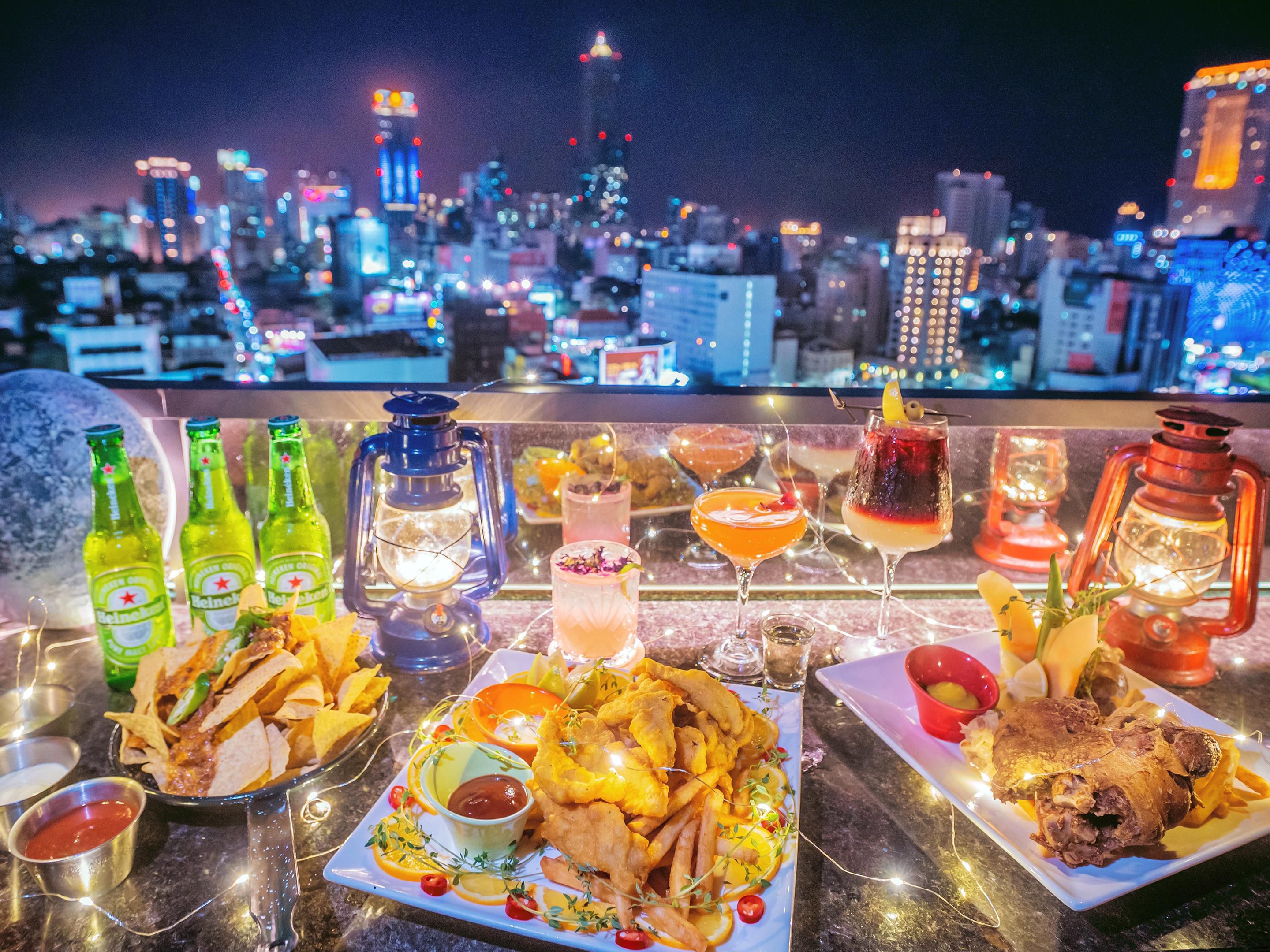 沐浴月光下，邊啜飲調酒師的特調雞尾酒或上等葡萄酒，邊俯瞰城市絕美夜景，伴隨著觸動人心的音律，在遠處燈火一明一滅中，發現港都絢爛風情。 ★高人氣飲品 → 獨家特調 第一名. 長島烏龍 第二名. 微風愛河 第三名. 綠色奇蹟
