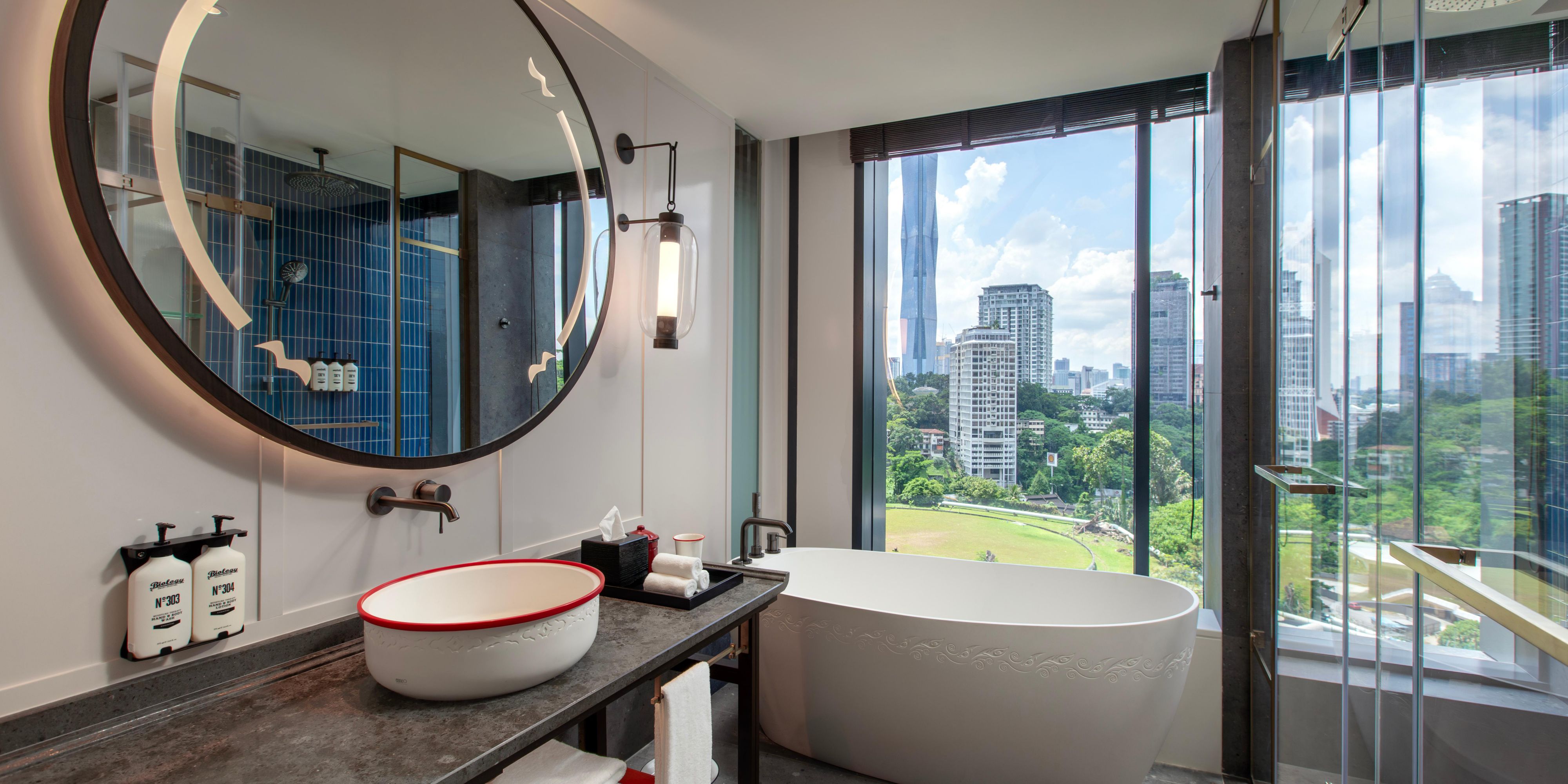 A room where the city and serenity connect