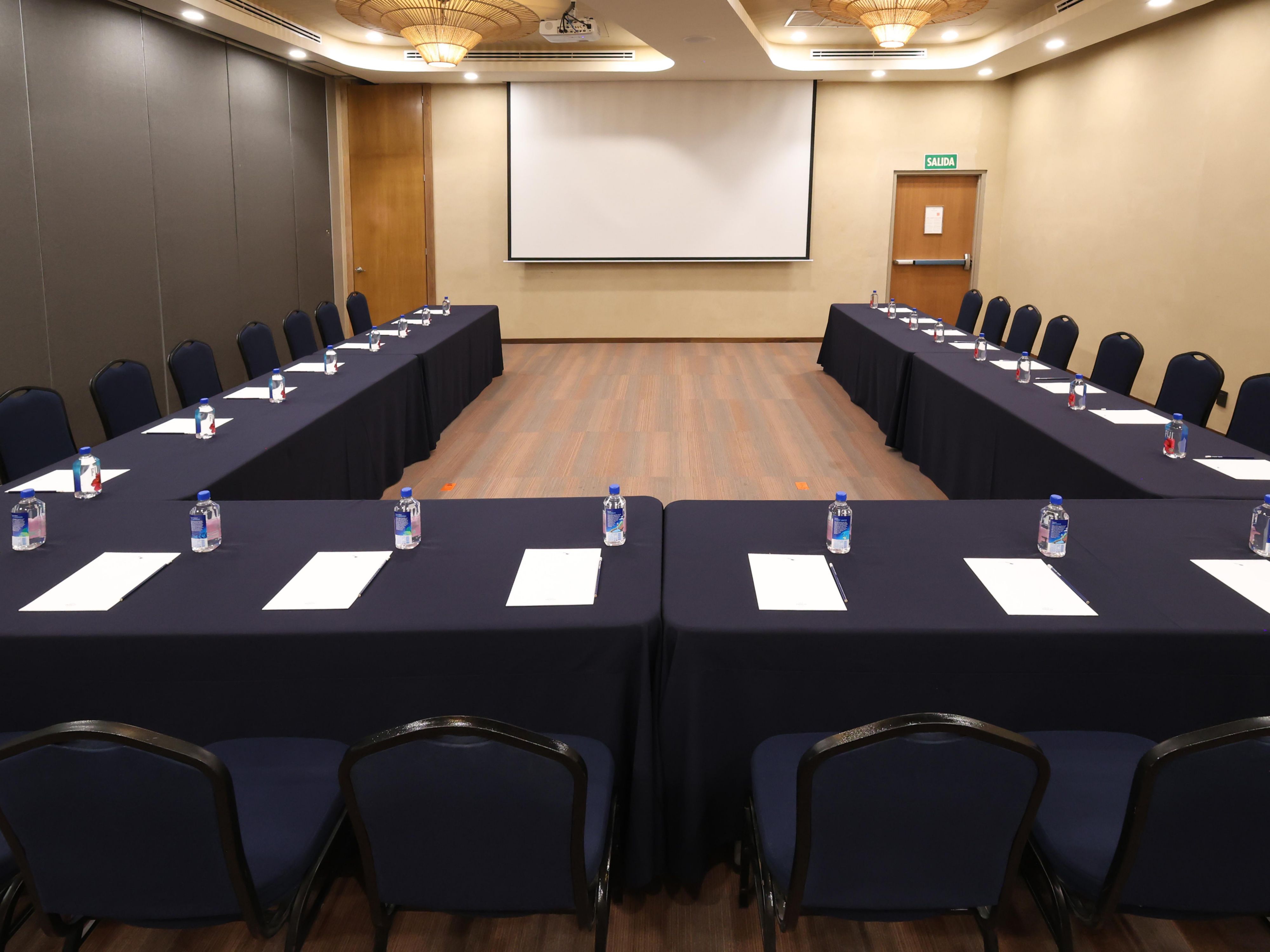 Sala de reuniones en Indigo La Paz Puerta Cortes