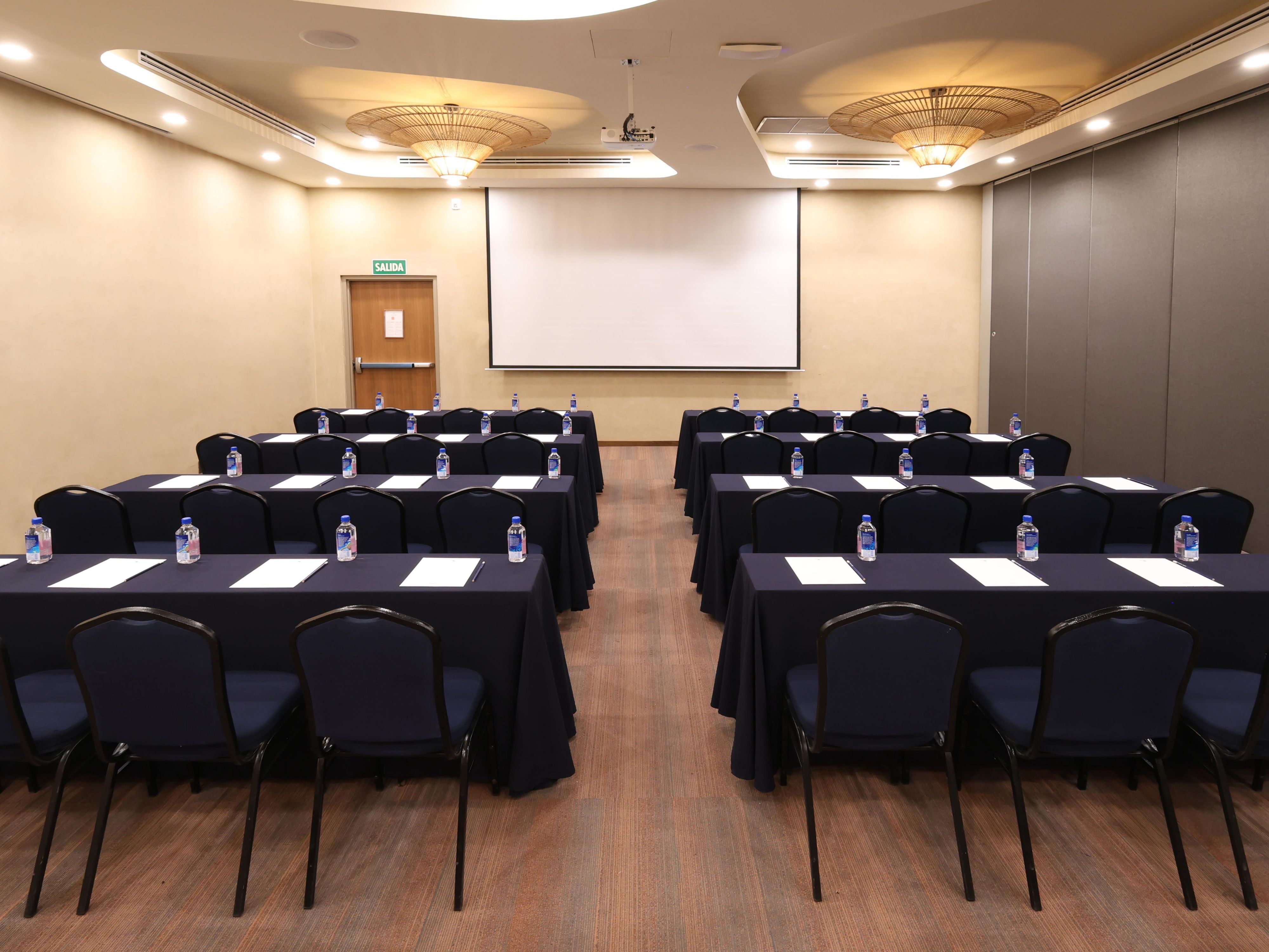 Sala de reuniones en Indigo La Paz Puerta Cortes