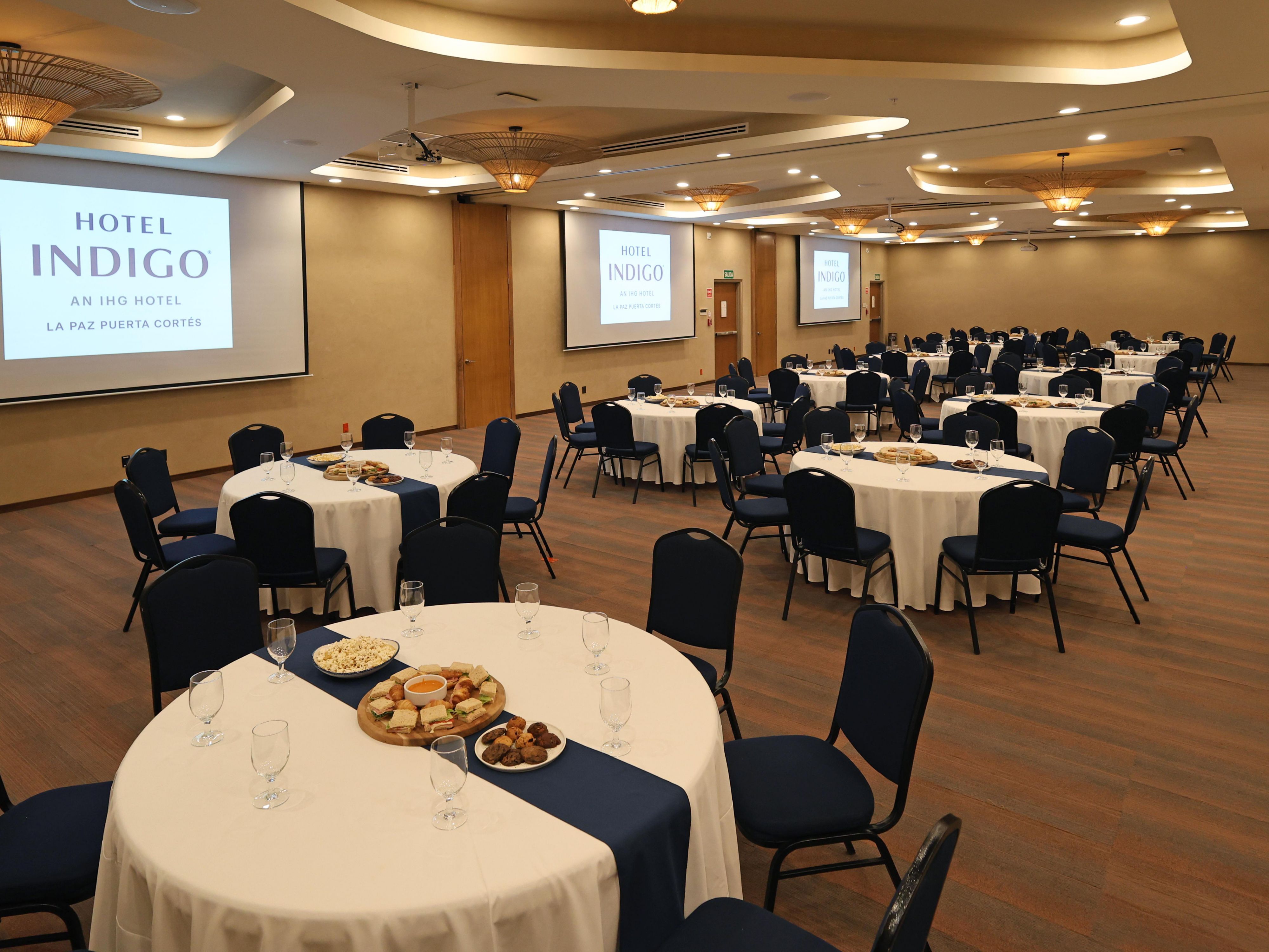 Sala de reuniones en Indigo La Paz Puerta Cortes