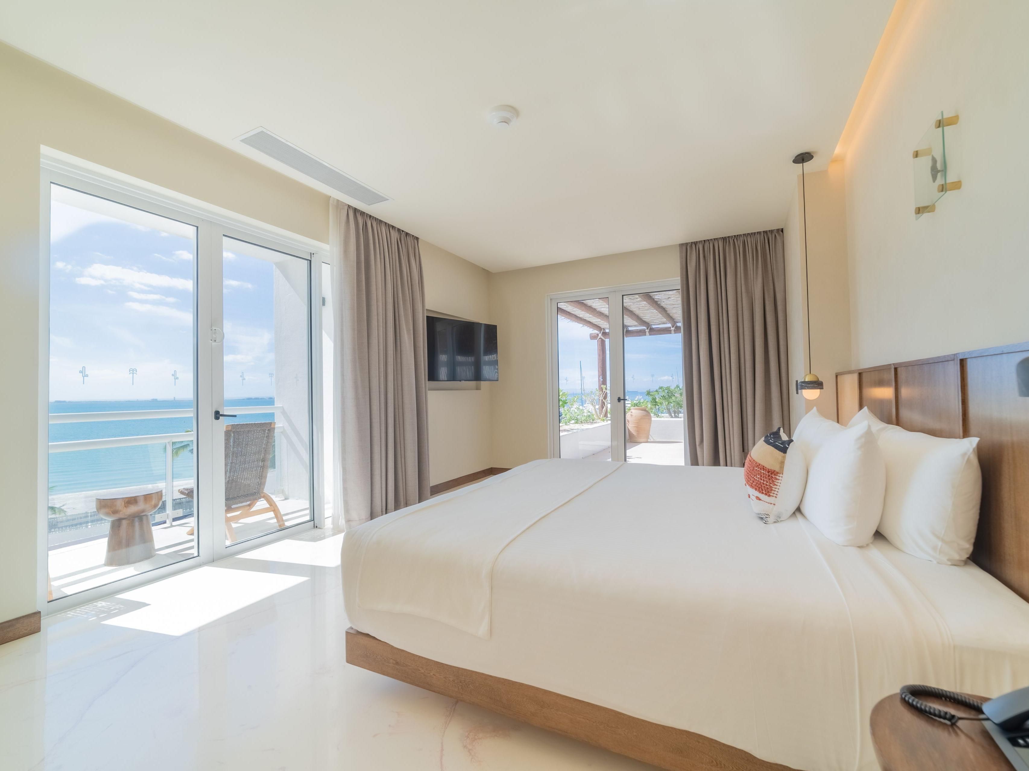 Suite con cama king y fantásticas vistas al mar