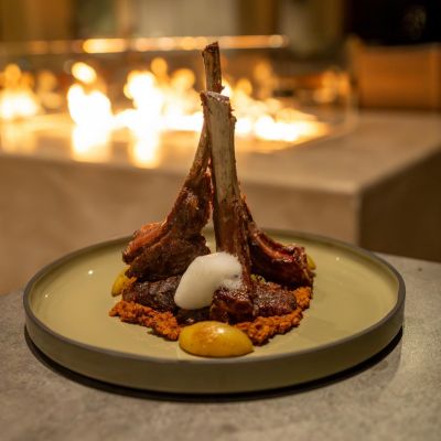 ارتشف كوكتيلات مخصصة واستمتع بغروب الشمس في البار الخاص بنا.